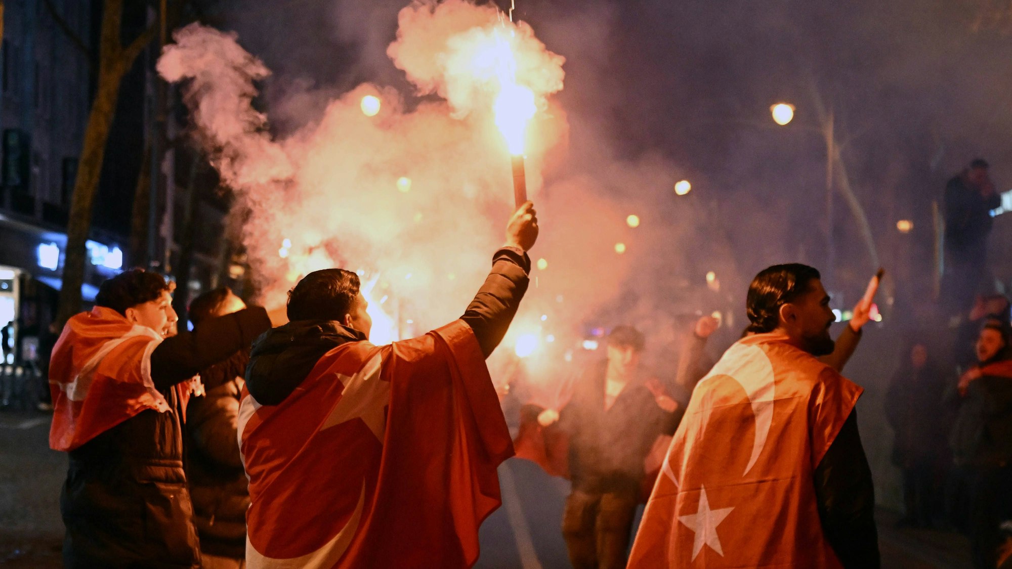 Türkische Fans feiern auf den Kölner Ringen.