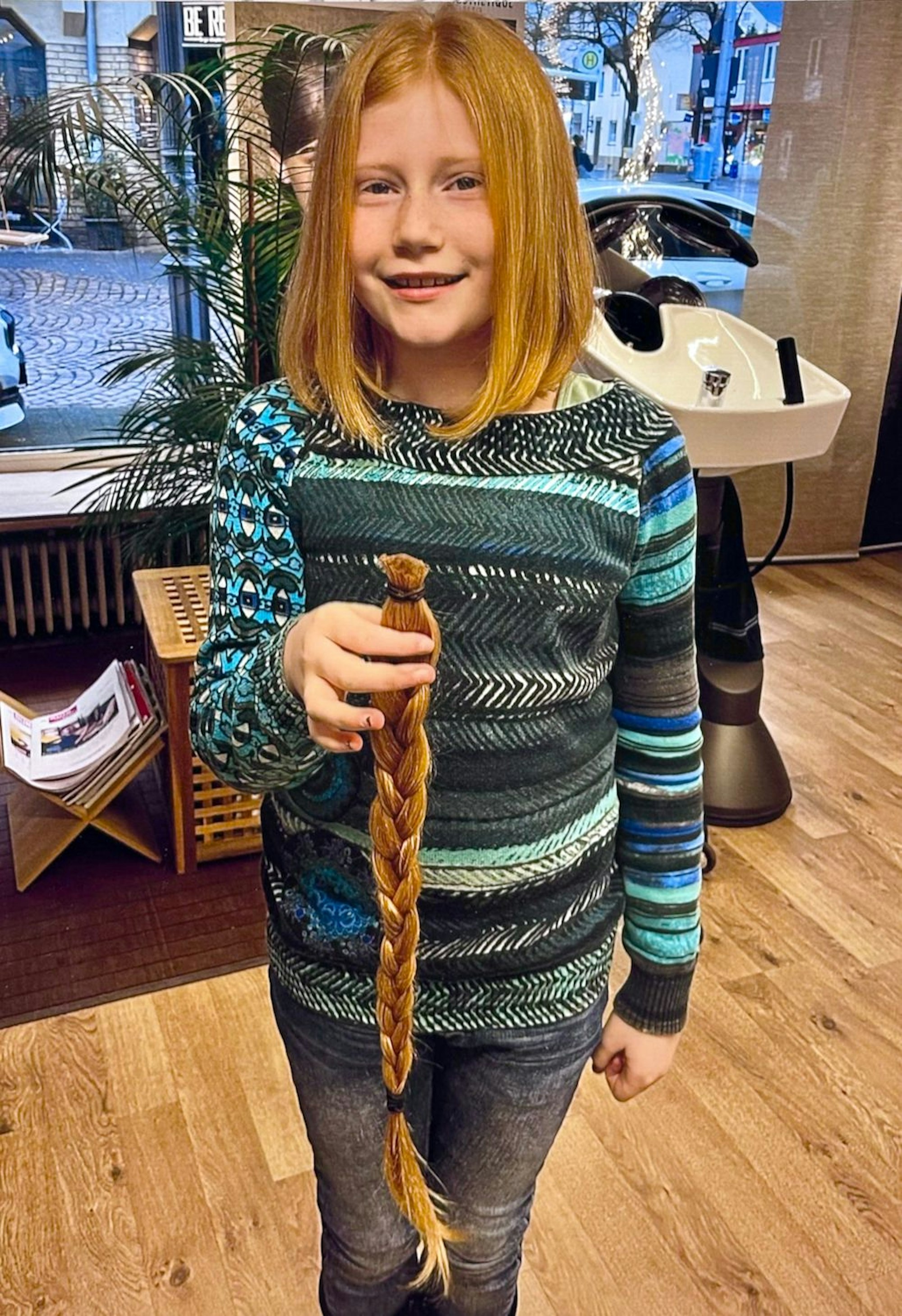 Für die Aktion „Echthaarspenden für krebskranke Kinder“ ließ sich Lea Sippl ihren langen Zopf abschneiden.