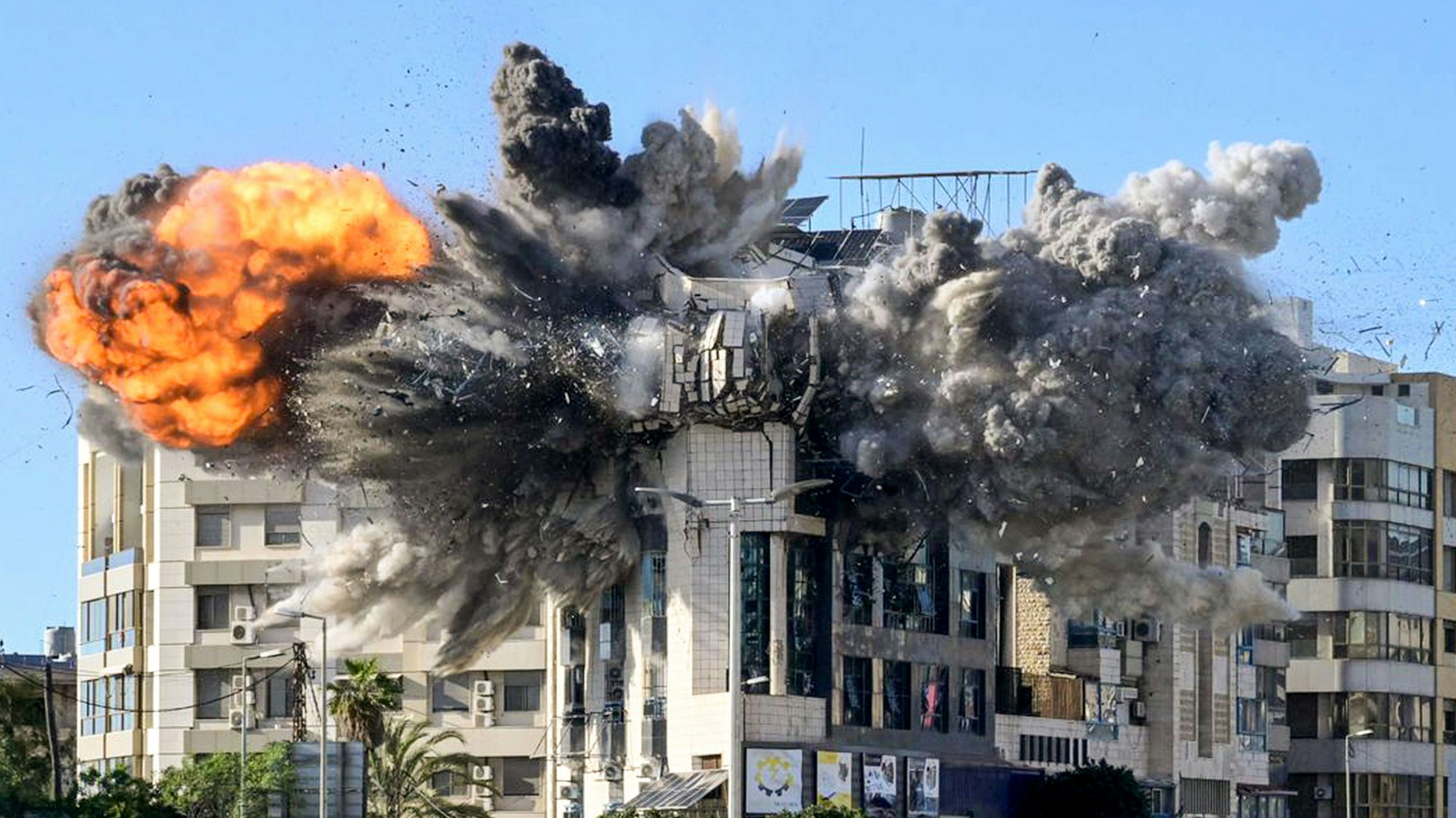 Rauch und Feuer dringen aus einem Gebäude, das von einem israelischen Luftangriff am Rande eines südlichen Vororts von Beirut und in der Nähe der iranischen Botschaft getroffen wurde.