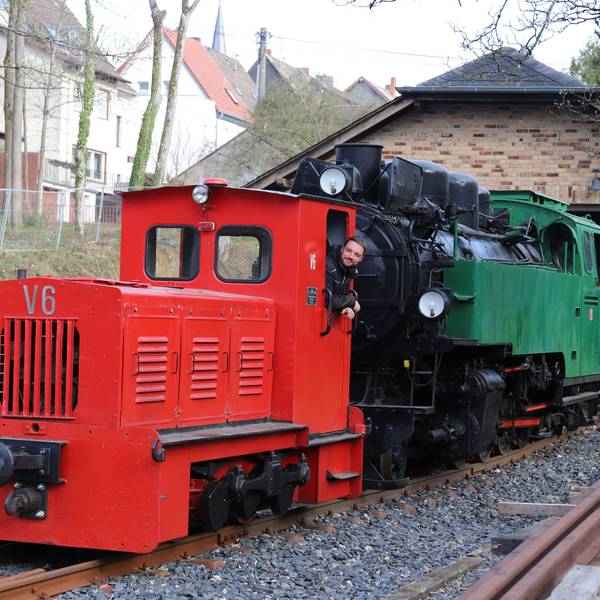 Michael Steidle fährt mit der V 6 als Rangierlok die 53, mit der das Museum startete, aus dem Lokschuppen.