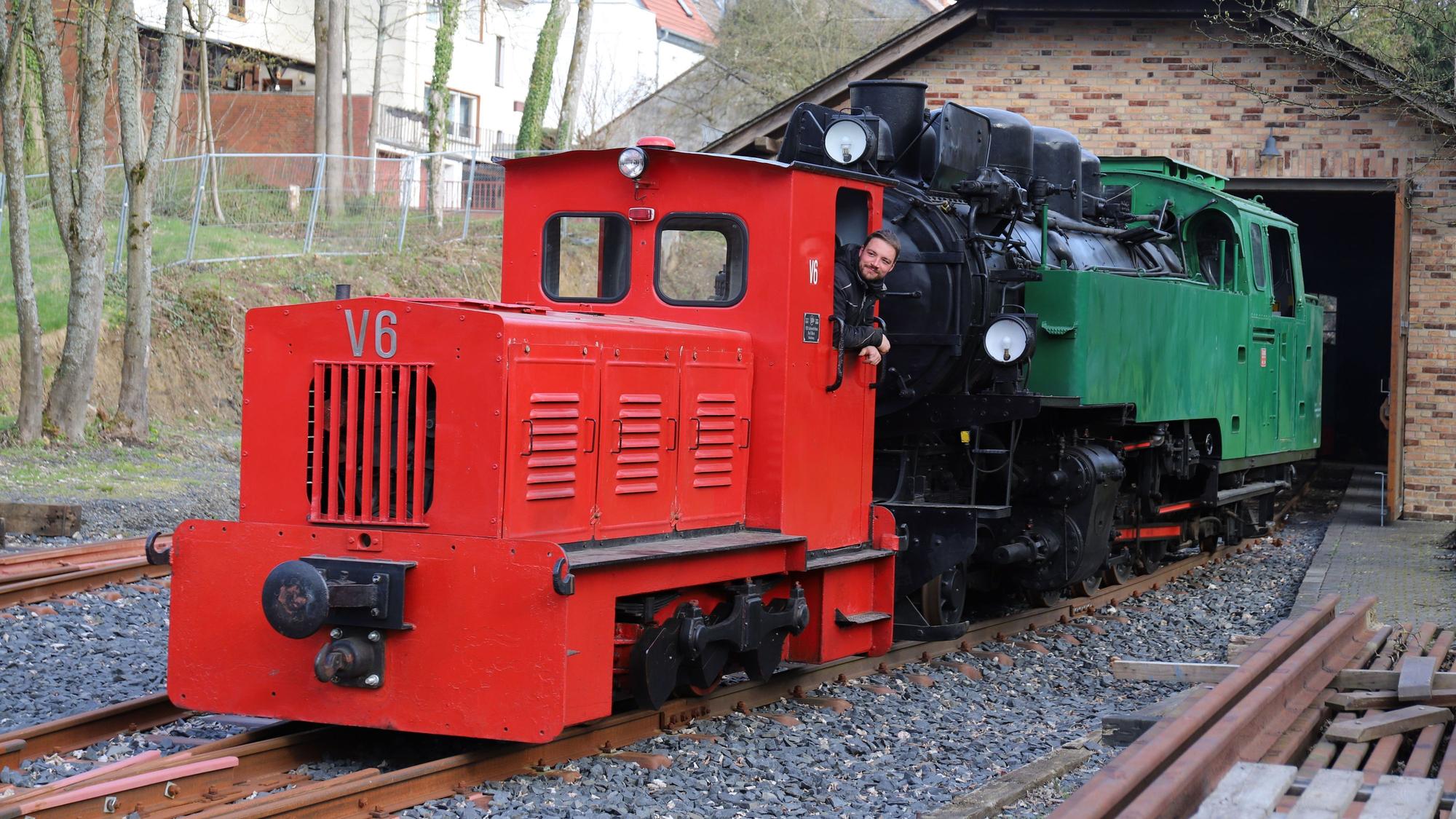 Michael Steidle fährt mit der V 6 als Rangierlok die 53, mit der das Museum startete, aus dem Lokschuppen.