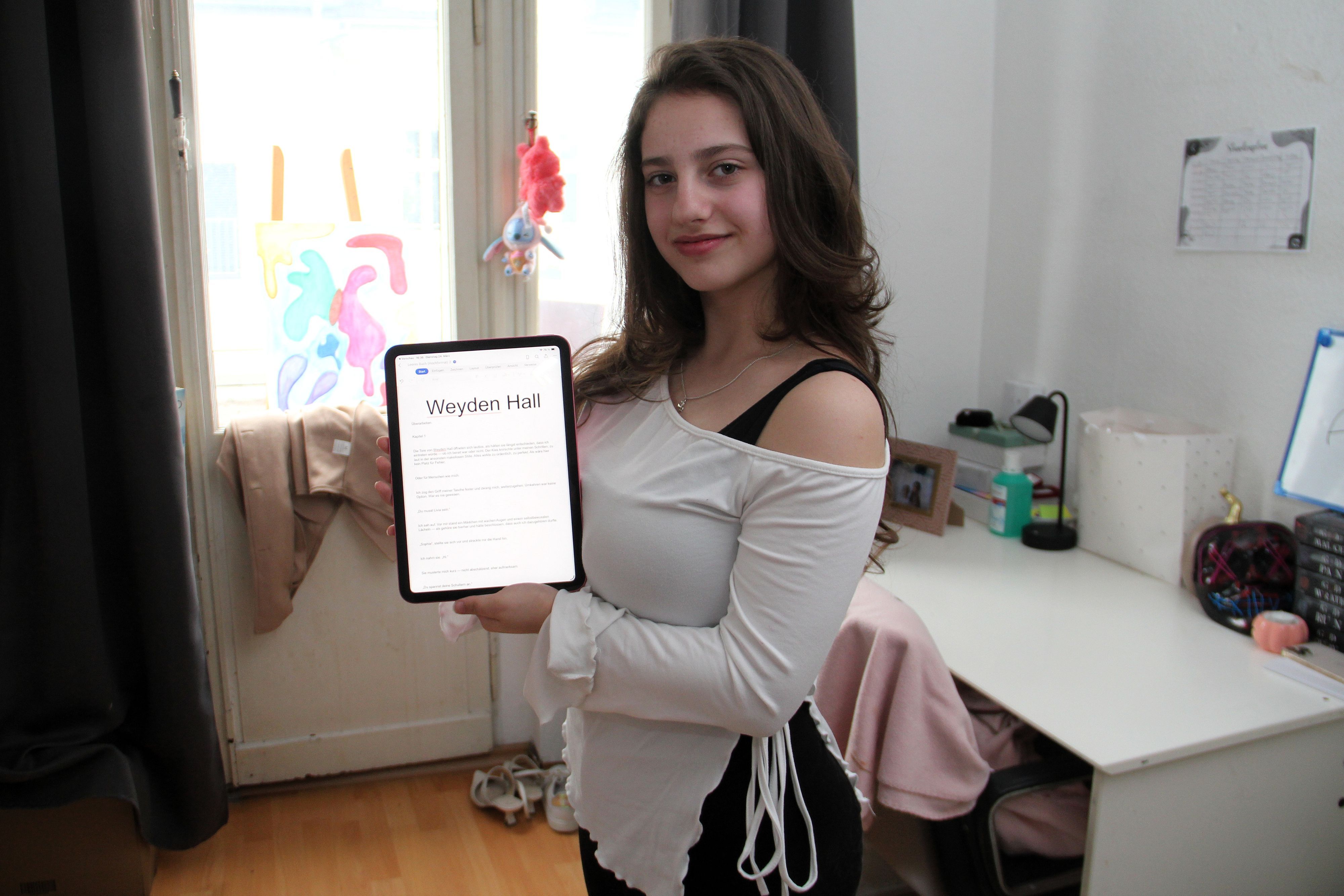 Autorin Leylana Veselaj freut sich über die Fortschritte ihres Debüts, „Weyden Hall“.