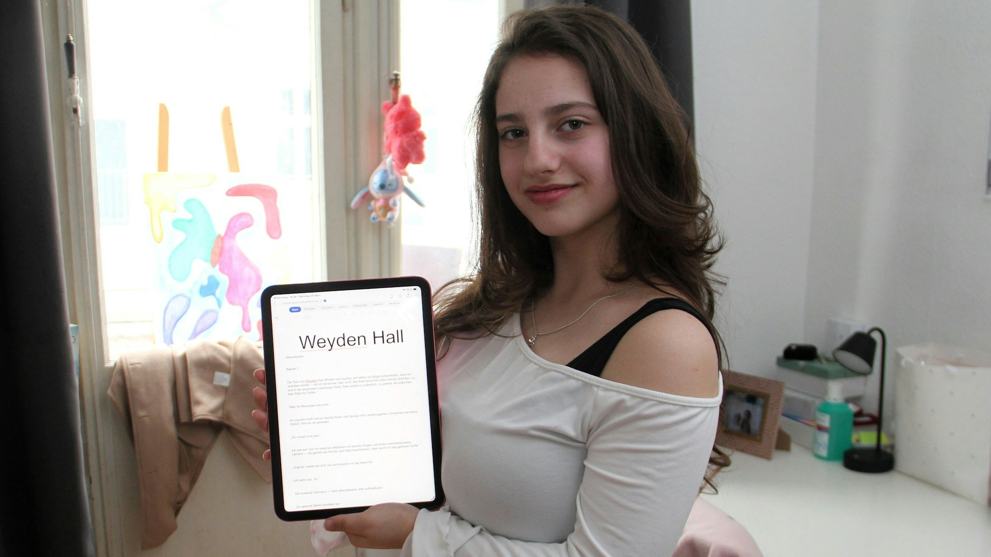 Autorin Leylana Veselaj freut sich über die Fortschritte ihres Debüts, „Weyden Hall“.