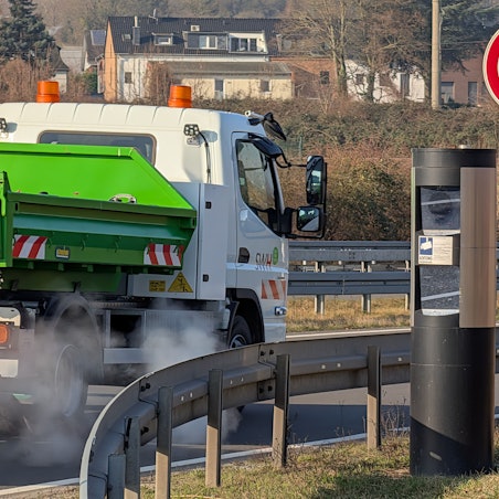 Der Blitzer an der Ortsumgehung Hürth-Hermülheim an der B265n.