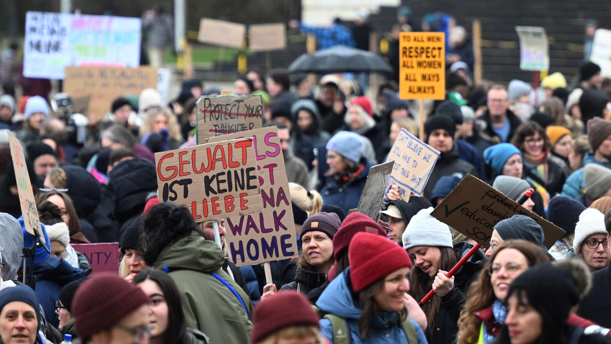 Eine Demonstration in München für Solidarität mit Collien Fernandes und Betroffenen von digitaler, sexueller Gewalt. In den vergangenen Wochen gab es viele solcher Demos in deutschen Städten.