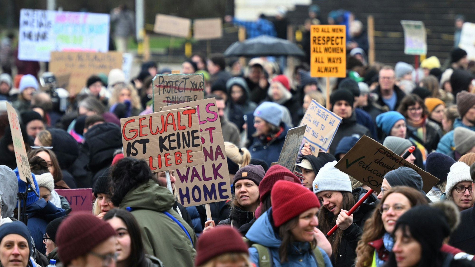Eine Demonstration in München für Solidarität mit Collien Fernandes und Betroffenen von digitaler, sexueller Gewalt. In den vergangenen Wochen gab es viele solcher Demos in deutschen Städten.
