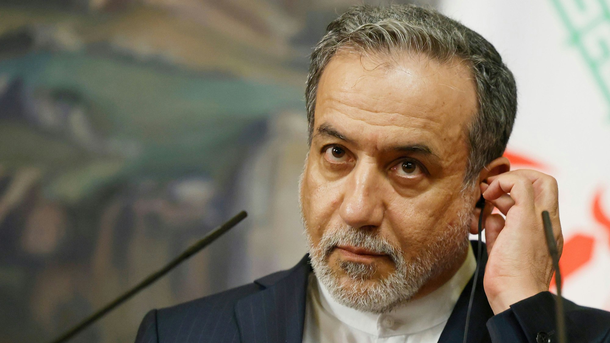 Irans Außenminister Abbas Araghtschi bei einer Pressekonferenz.