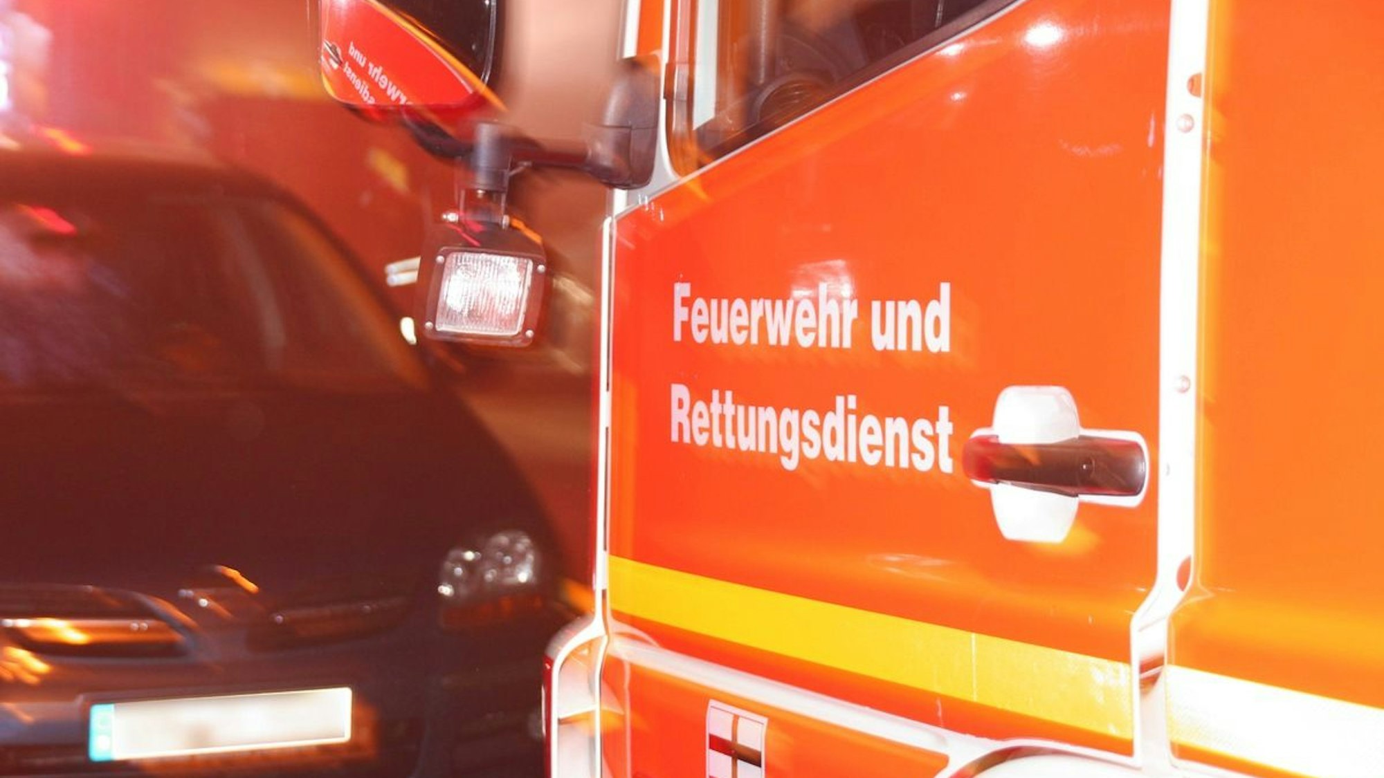 Ein Einsatzfahrzeug der Feuerwehr im Dunkeln. (Symbolbild)