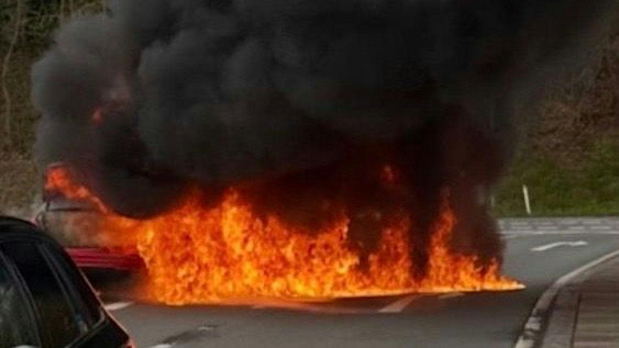 Starke Rauchentwicklung ist über einem offenen Feuer zu sehen.