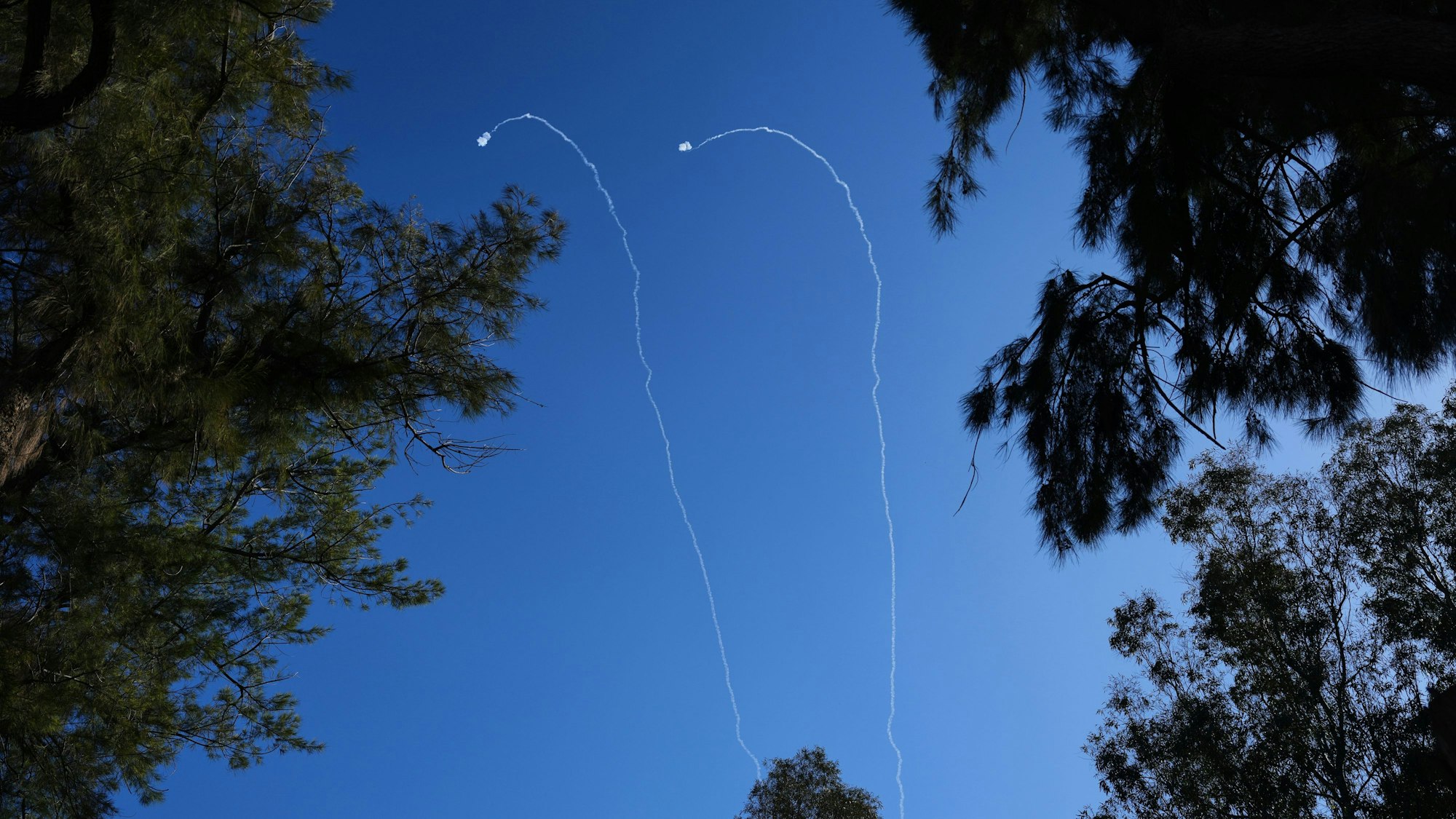 Israelische Luftabwehrsysteme feuern, um Geschosse über Nordisrael abzufangen. (Archivbild)