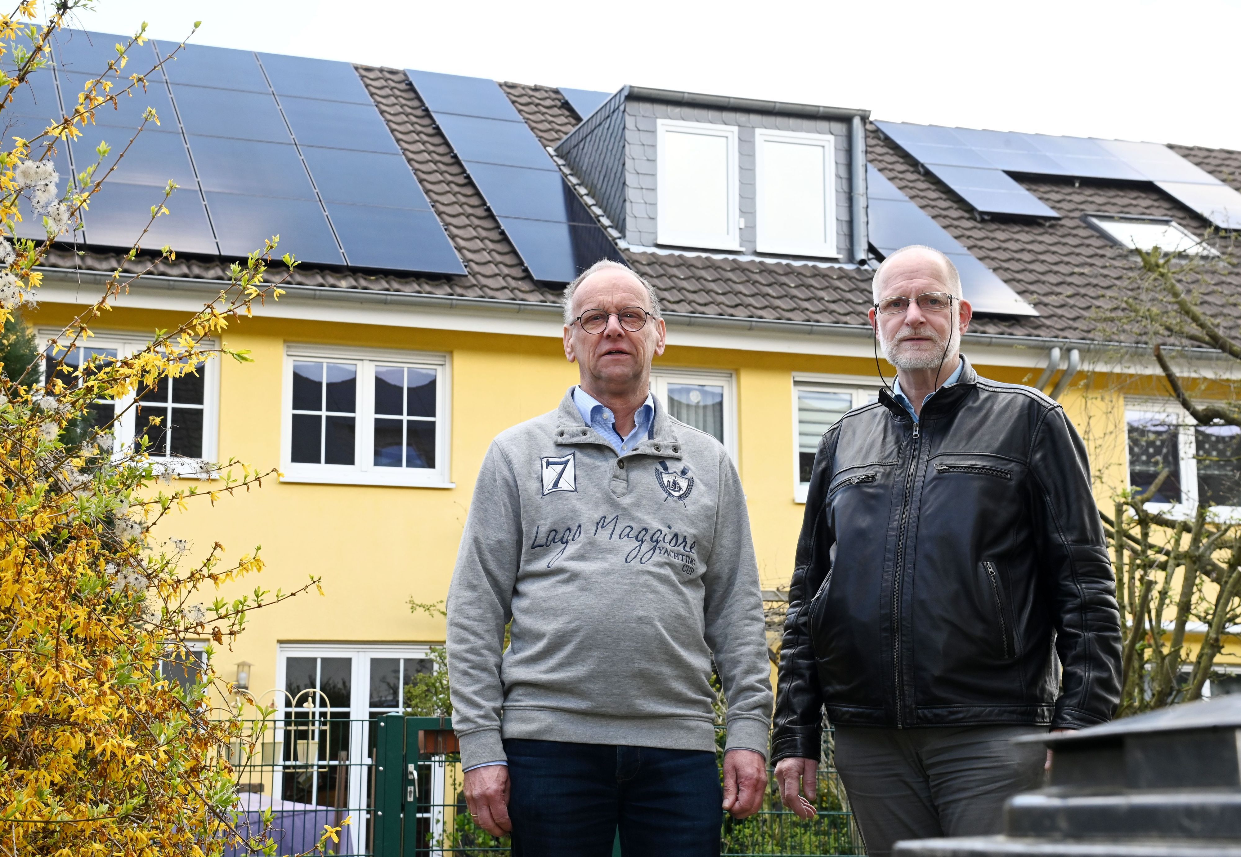 Norbert Krautz (l.) und Matthias Wiese warten seit einem halben Jahr auf die Auszahlung ihrer bewilligten Solar-Förderung durch die Stadt Köln.