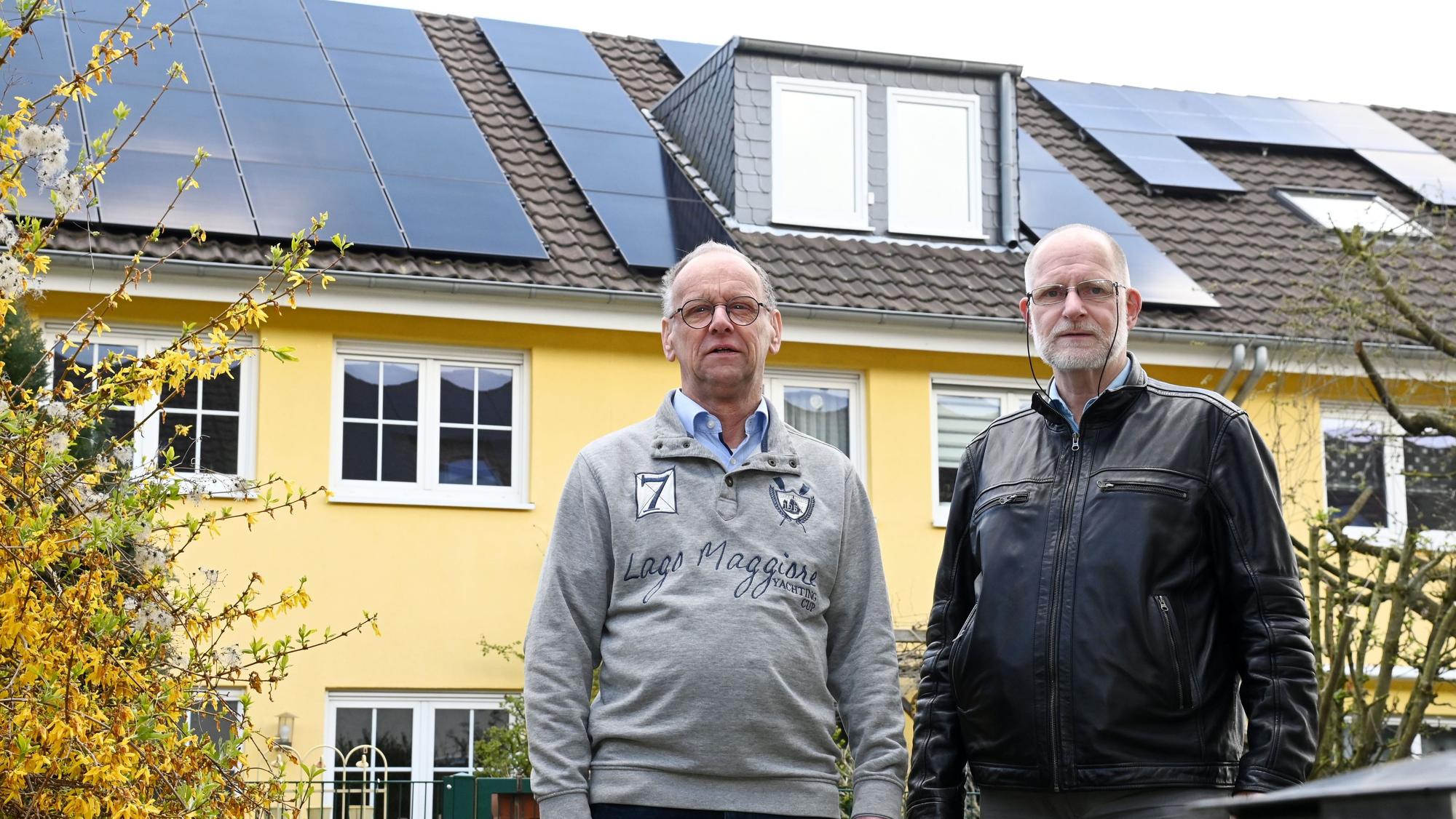 Norbert Krautz (l.) und Matthias Wiese warten seit einem halben Jahr auf die Auszahlung ihrer bewilligten Solar-Förderung durch die Stadt Köln.