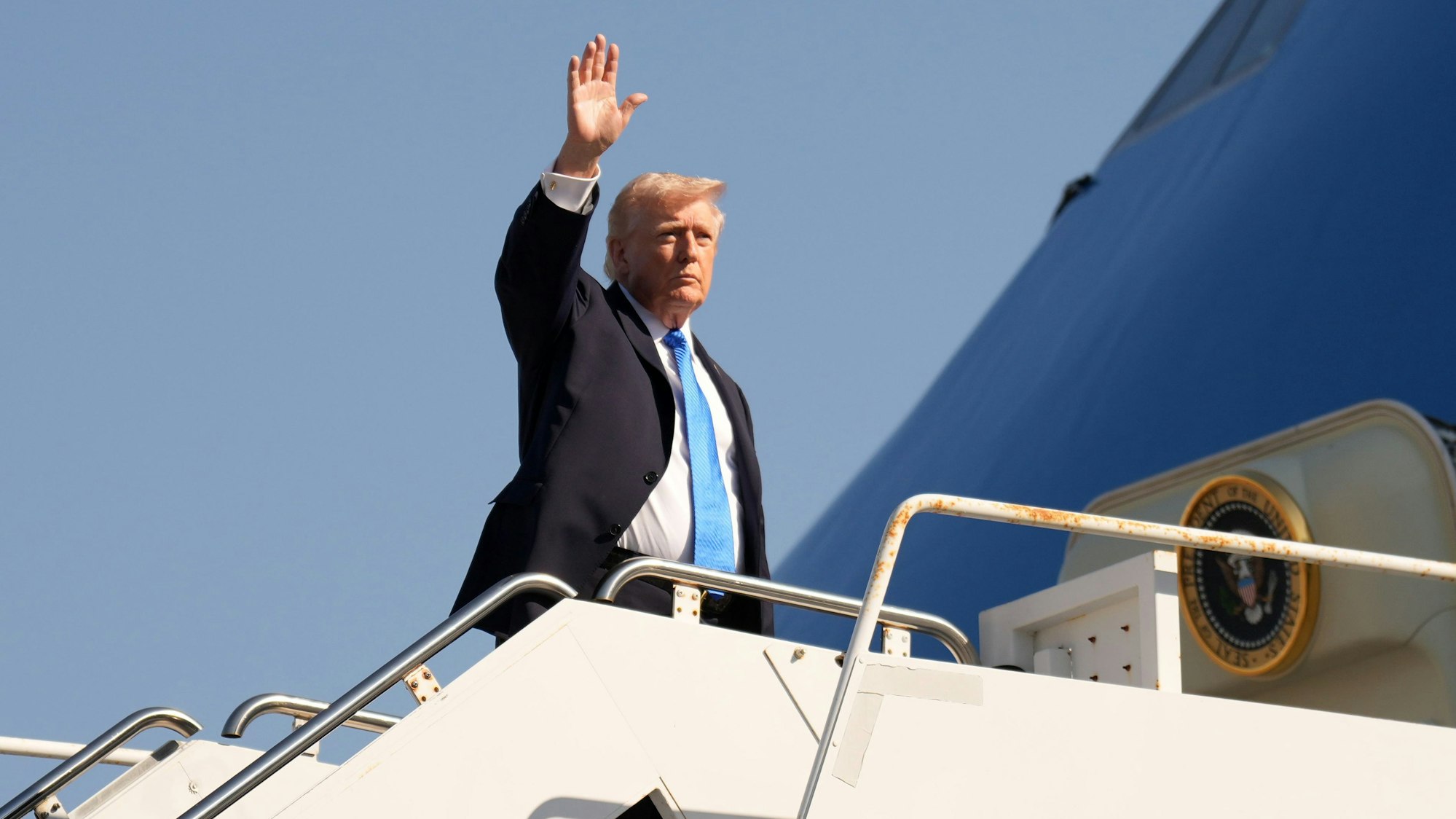 US-Präsident Donald Trump winkt, als er am Palm Beach International Airport an Bord der Air Force One geht.