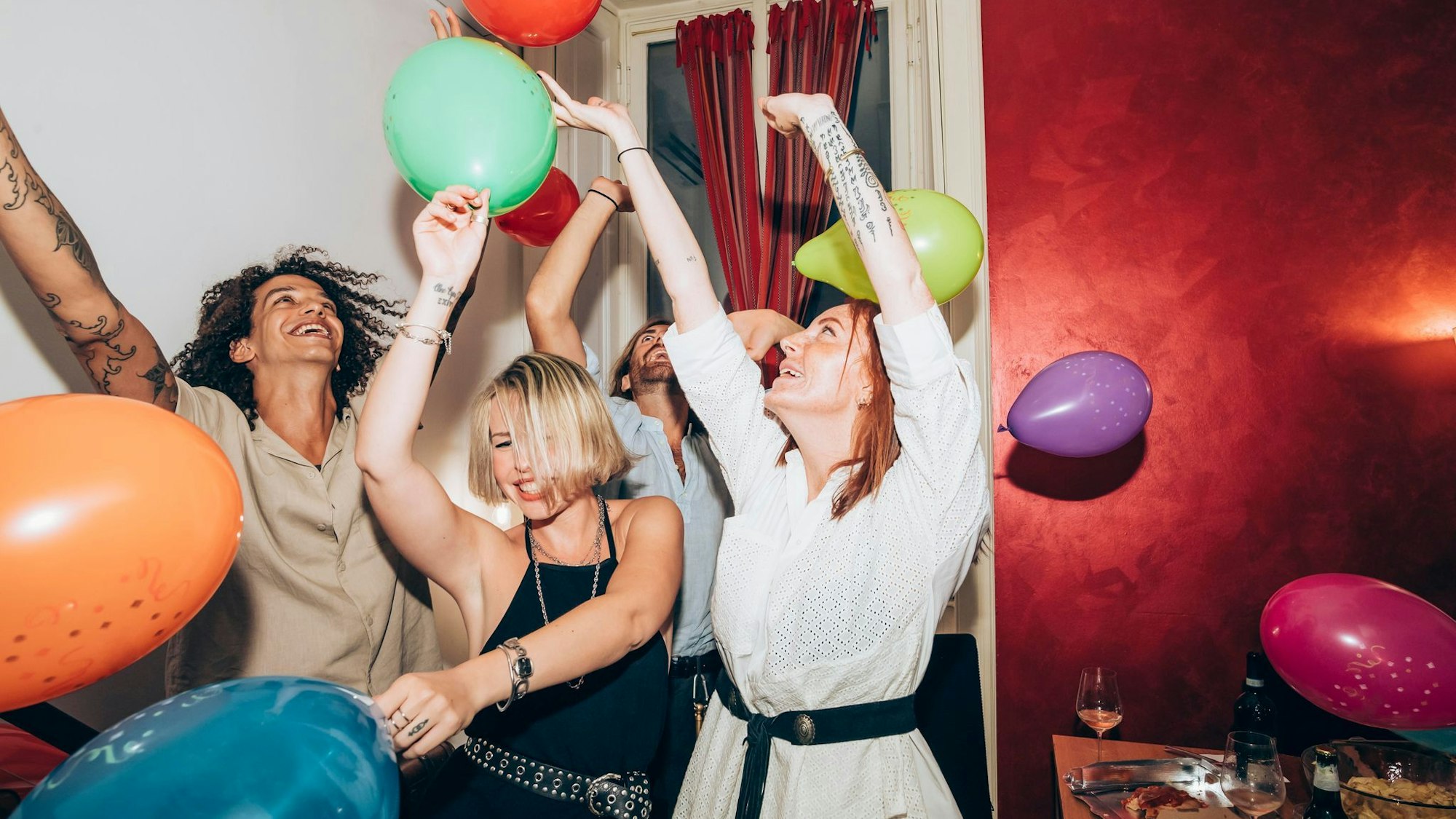 Freunde feiern eine Party