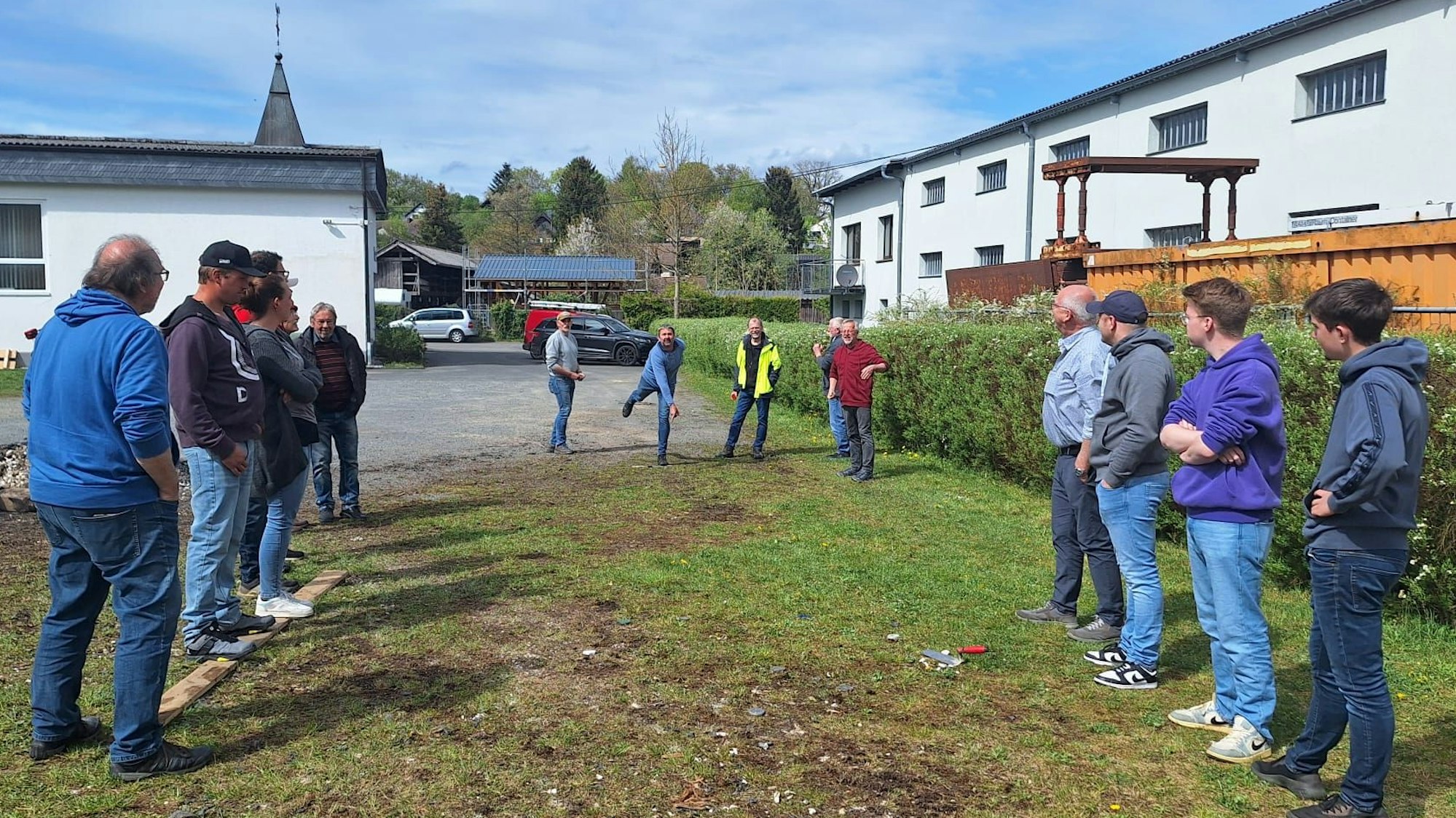 Das Hötscheln, das Werfen mit Bleimünzen, ist ein Osterspiel, das es wohl nur in der Waldbröler Ortschaft Bladersbach gibt.