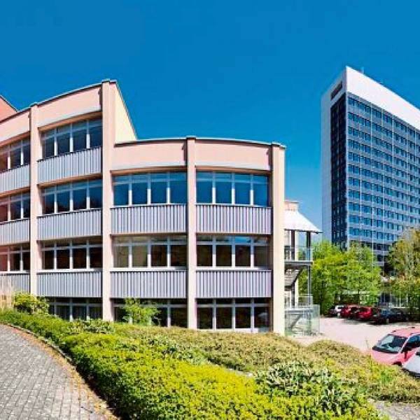Am Standort des Lindengymnasiums stand einst das Jungengymnasium. An dieser Schule machte Prof. Jürgen Habermas Abitur.