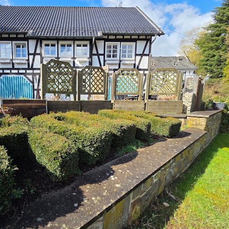 Anno dazu mal leben Mensch, Kuh und Huhn gemeinsam unter dem Dach dieses heute schmucken Fachwerkhofes: Haus Schild ist die dritte Station am Geschichtslehrpfad durch Morsbach-Holpe.