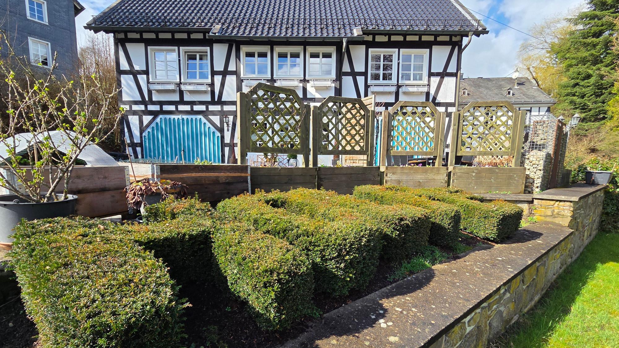 Anno dazu mal leben Mensch, Kuh und Huhn gemeinsam unter dem Dach dieses heute schmucken Fachwerkhofes: Haus Schild ist die dritte Station am Geschichtslehrpfad durch Morsbach-Holpe.