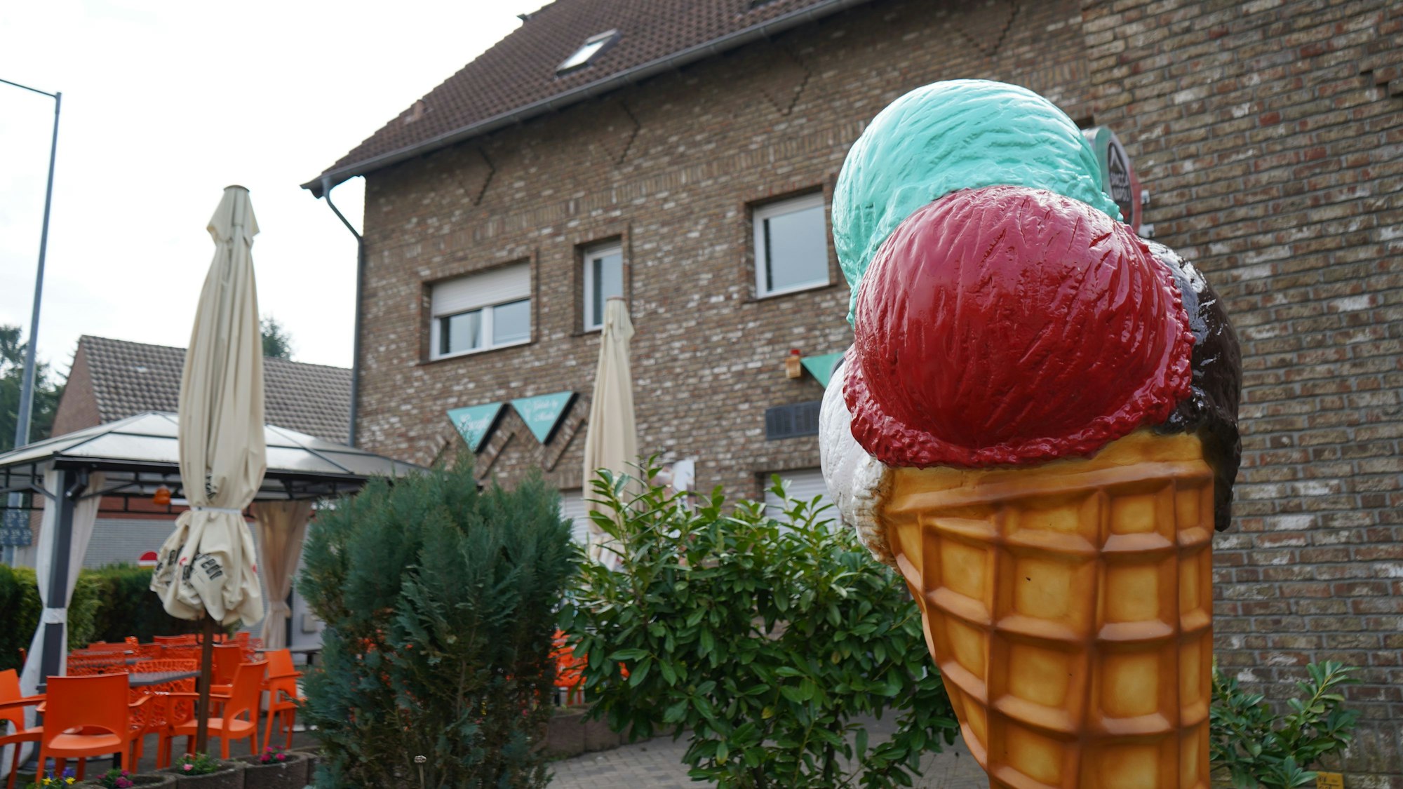 Das Bild zeigt eine Eisdiele in Bergheim-Glessen.