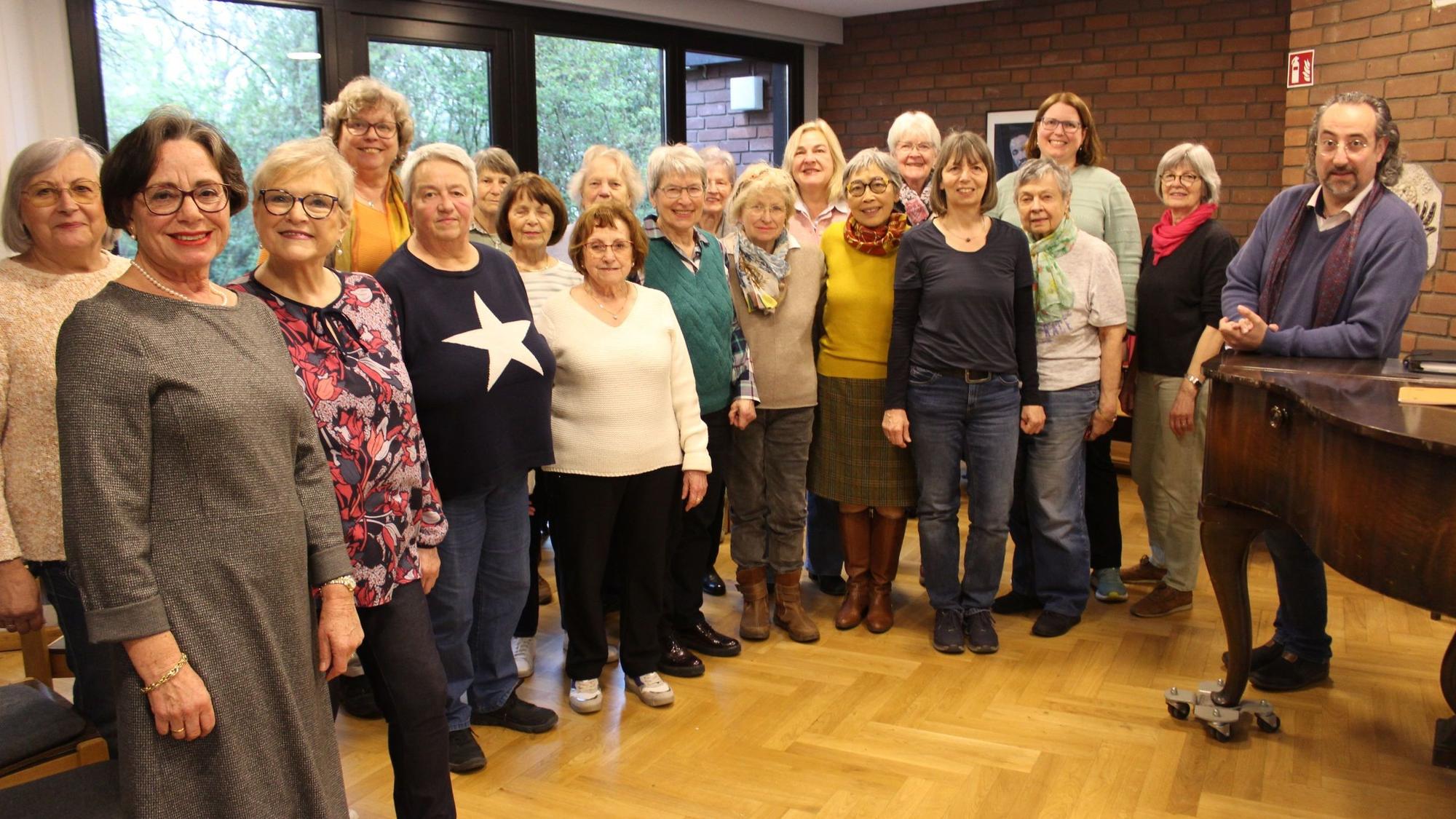 Das Foto zeigt den Chor mit dem Chorleiter bei der Probe.