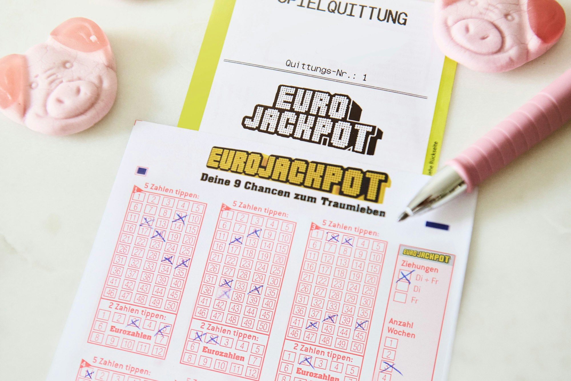 Ein ausgefüllter Eurojackpot Spielschein liegt auf einem Tisch.