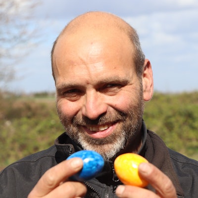 Für Landwirt Andreas Forschbach gehört auch das Eiertitschen zum Osterfest.