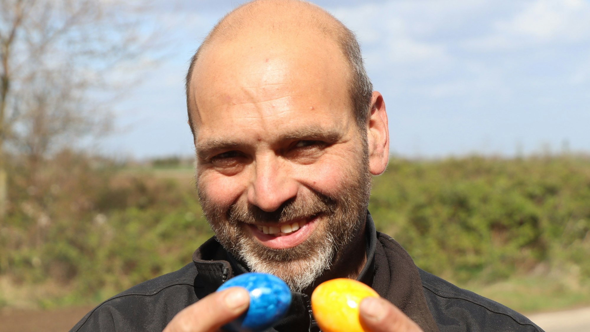 Für Landwirt Andreas Forschbach gehört auch das Eiertitschen zum Osterfest.