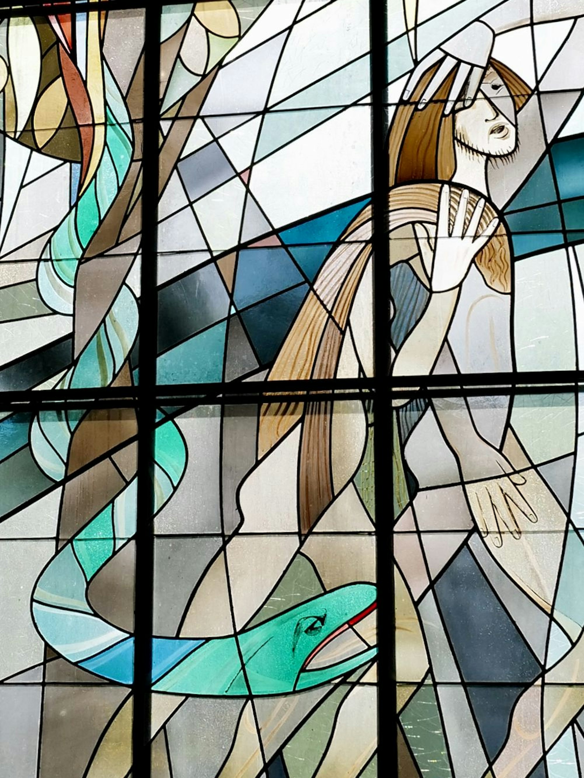 Der Sündenfall mit der Vertreibung von Adam und Eva aus dem Paradies ist ein Detail des Fensters.