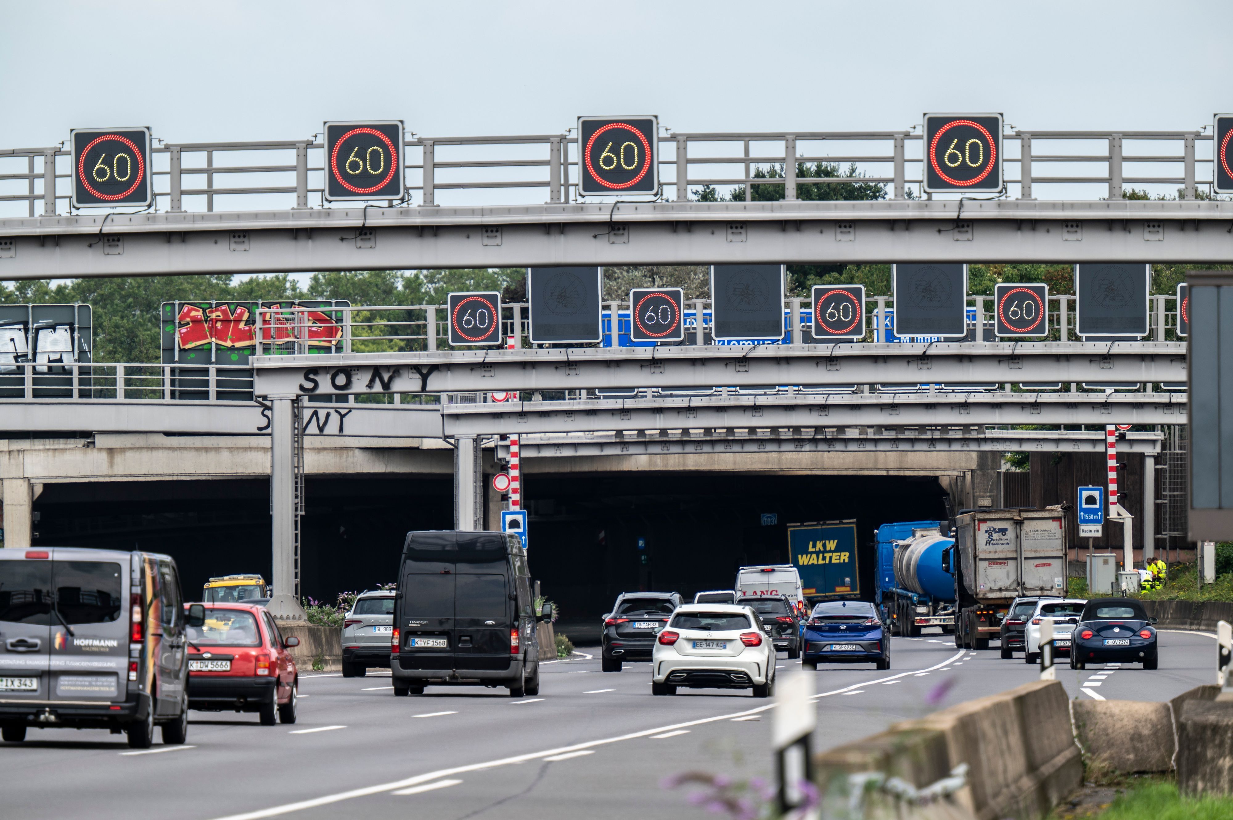 Kurz vor dem Autobahntunnel Lövenich haben sich am Mittwoch gleich zwei Unfälle ereignet. (Archivbild)