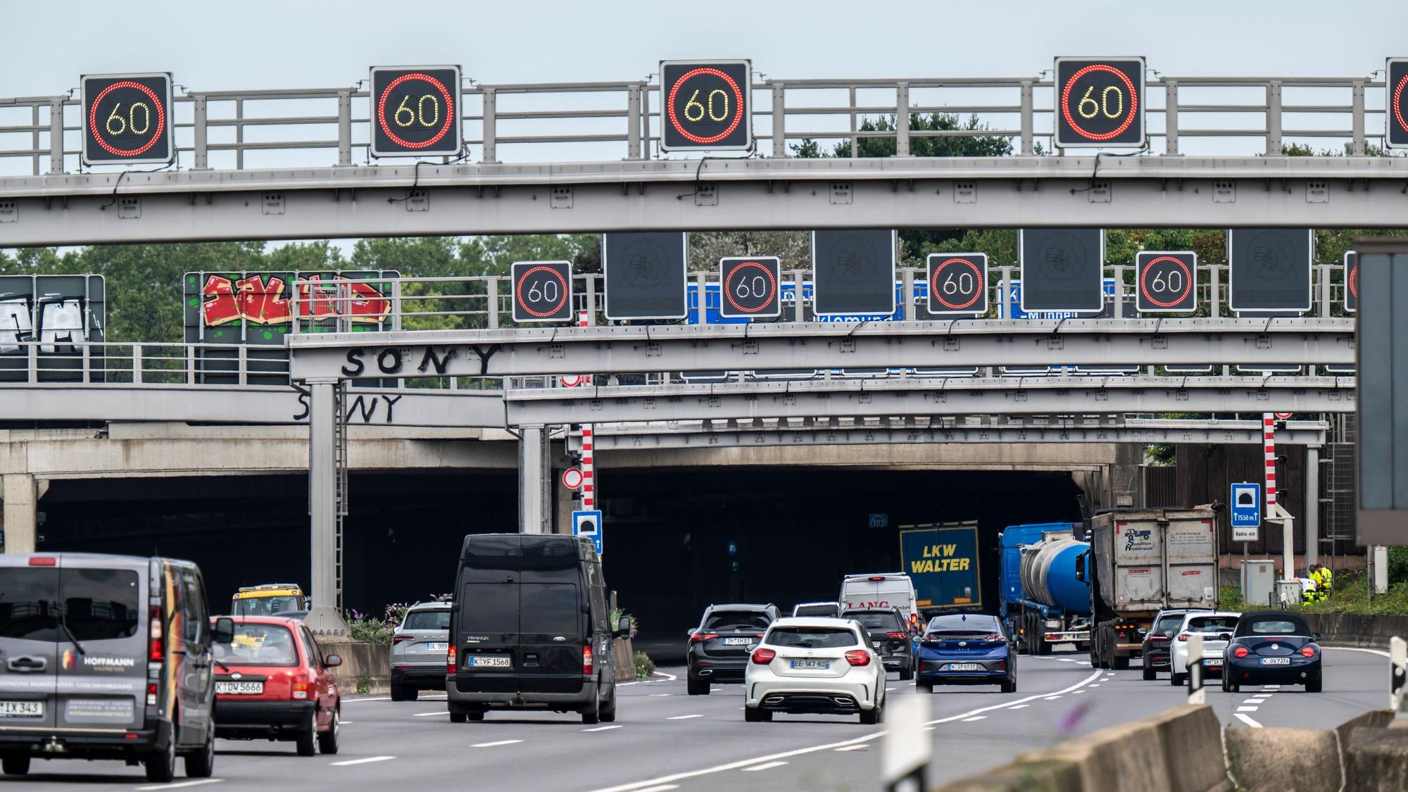 Kurz vor dem Autobahntunnel Lövenich haben sich am Mittwoch gleich zwei Unfälle ereignet. (Archivbild)