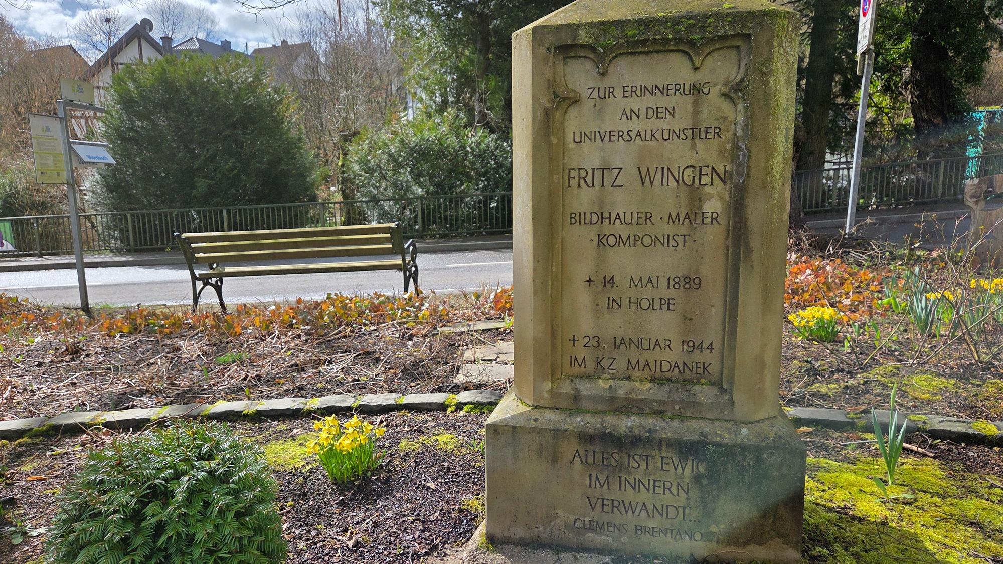 Dem wohl bekanntesten Sohn von Morsbach-Holpe ist heute nicht nur ein Platz gewidmet, sondern natürlich auch eine der 14 Station auf dem Geschichtslehrpfad. Der Gedenkstein erinnert an den Unversialkünstler Fritz Wingen (14. Mai 1889 in Holpe, gestorben wahrscheinlich am 23. Januar 1944 im KZ Majdanek).