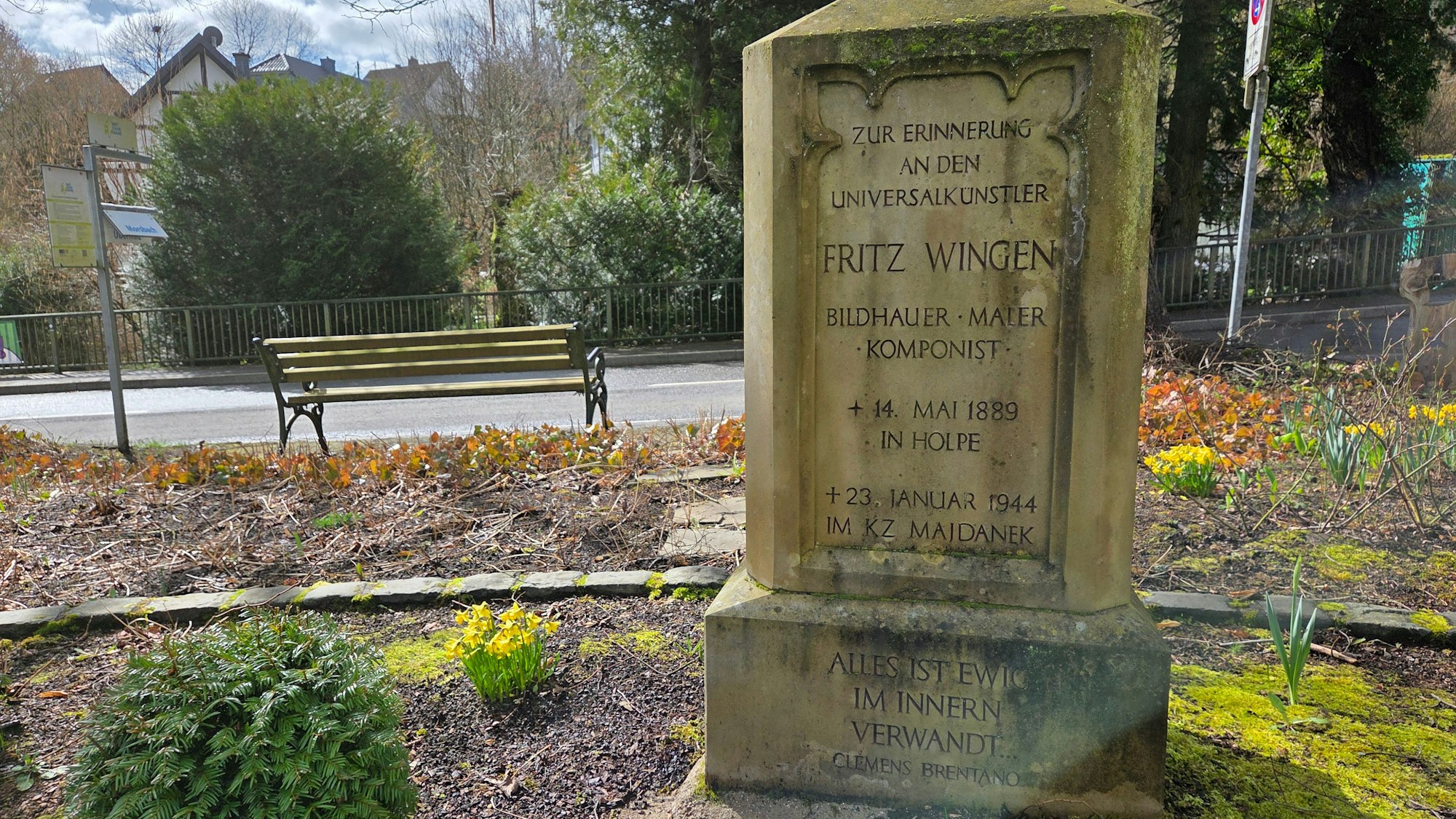 Dem wohl bekanntesten Sohn von Morsbach-Holpe ist heute nicht nur ein Platz gewidmet, sondern natürlich auch eine der 14 Station auf dem Geschichtslehrpfad. Der Gedenkstein erinnert an den Unversialkünstler Fritz Wingen (14. Mai 1889 in Holpe, gestorben wahrscheinlich am 23. Januar 1944 im KZ Majdanek).
