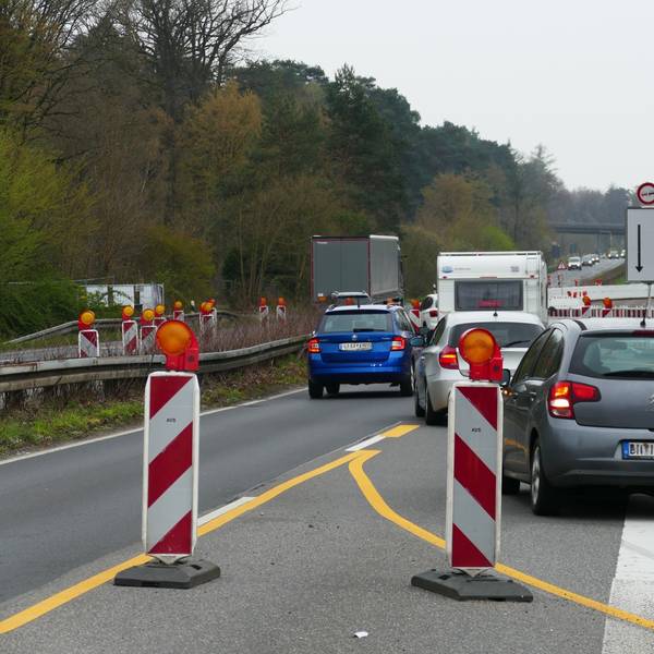 Der Verkehr wird auf der B484 über verschiedene Fahrspuren geleitet.