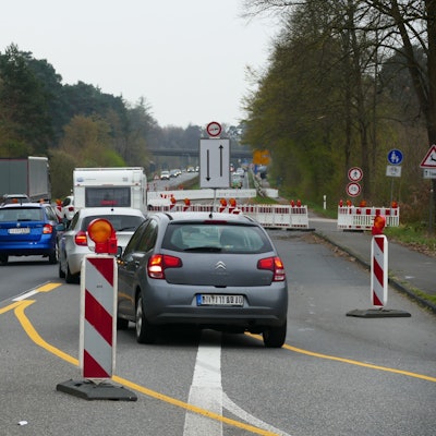 Der Verkehr wird auf der B484 über verschiedene Fahrspuren geleitet.