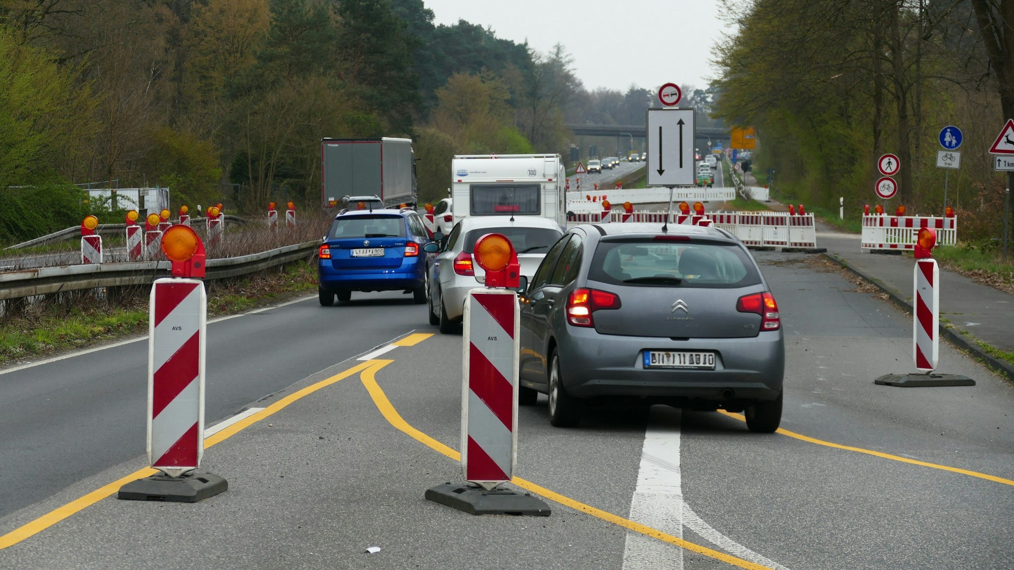 Der Verkehr wird auf der B484 über verschiedene Fahrspuren geleitet.