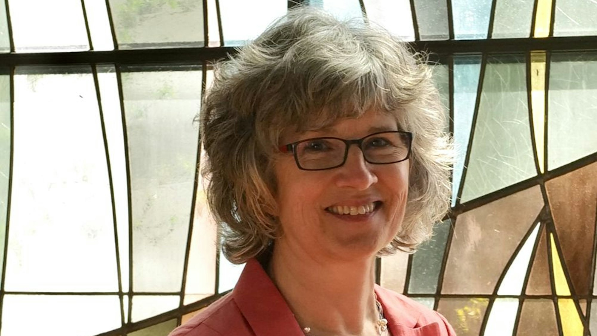 In der Siegburger Auferstehungskirche erklärt Pfarrerin Ruth Wirtz das große Auferstehungsfenster.