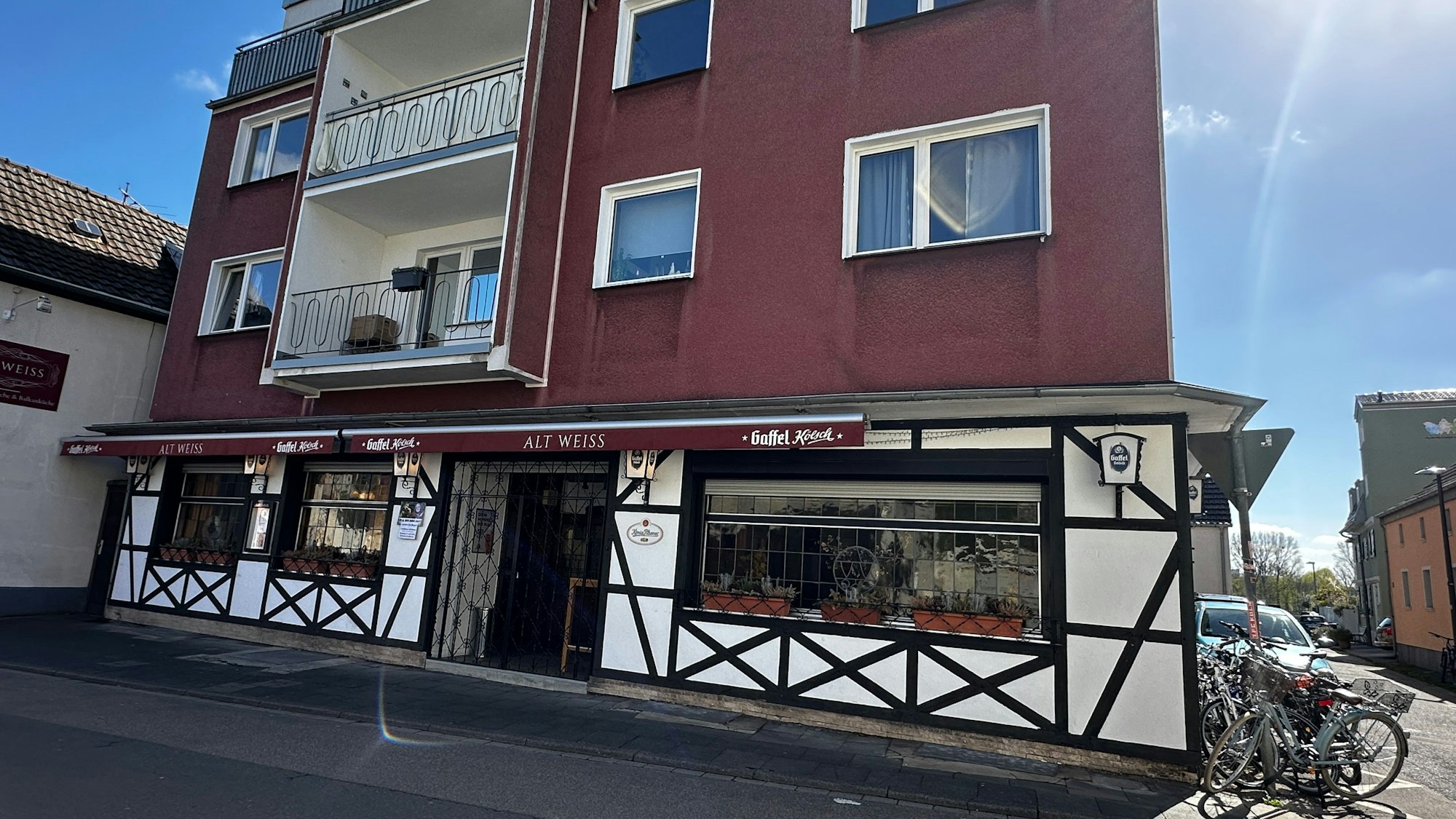 Die Gaststätte Auf der Ruhr wurde erstmalig in den 1970er Jahren von Maria Hannapel geführt. Das Alt Weiss ist seit 1976 die Gaststätte auf der Ruhr.