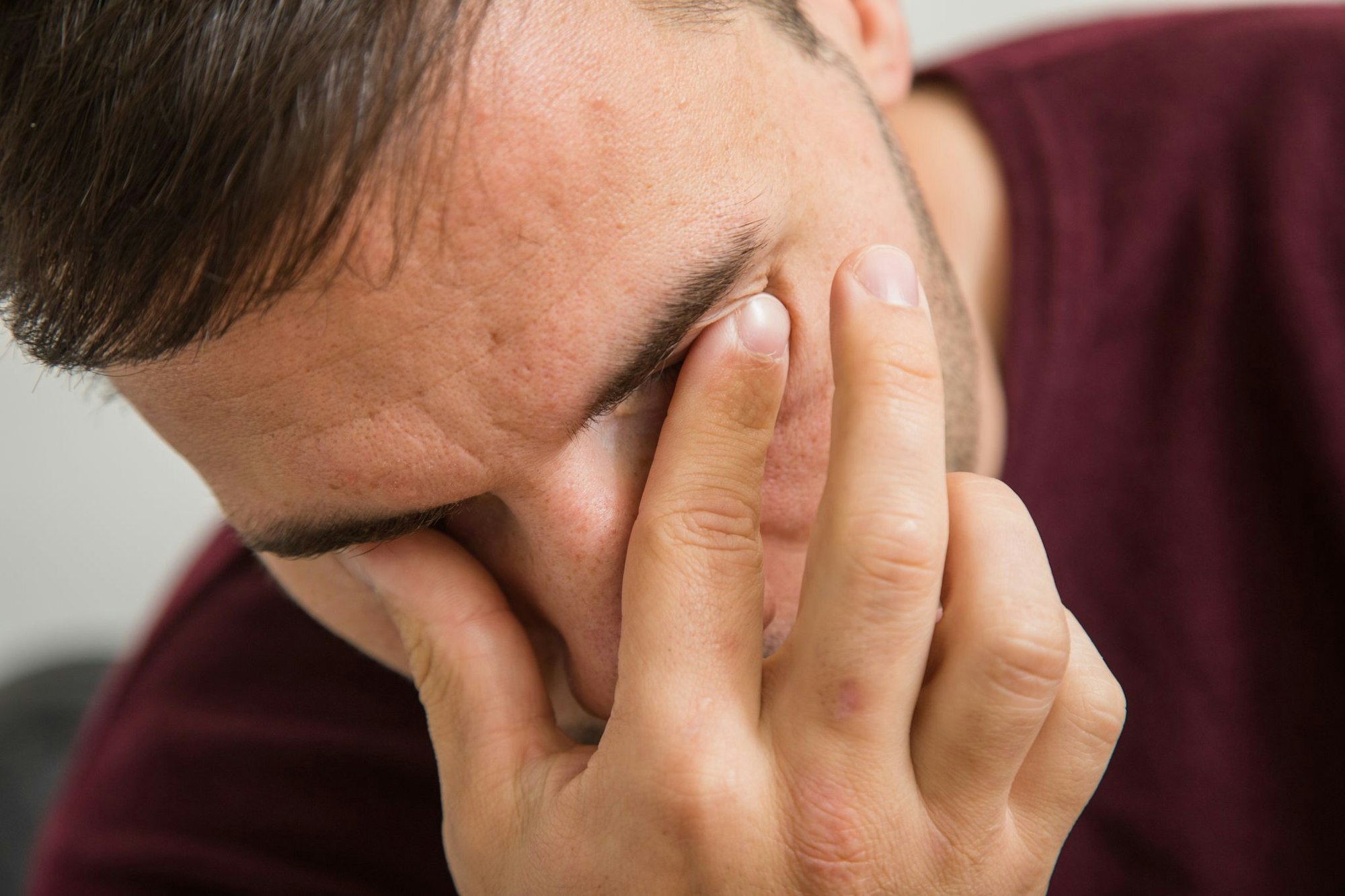 Mann fässt sich an die Augen