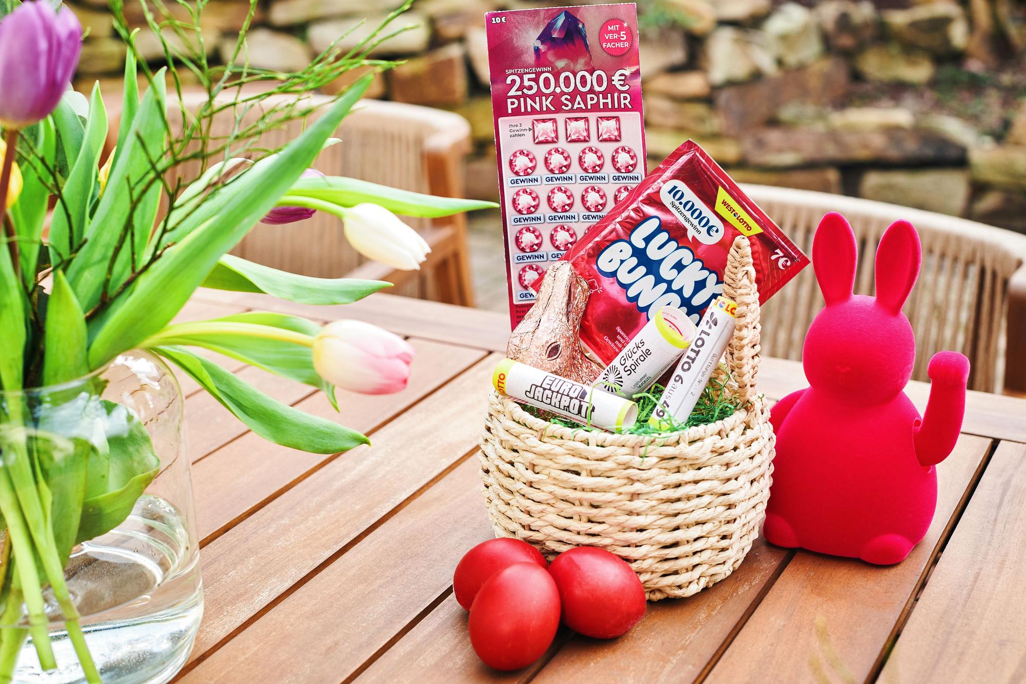 Für neue Chancen kann man auch beim Eiersuchen sorgen, denn im Osterkörbchen ist Platz für viel Glück: Zum Beispiel mit Spielquittungen für LOTTO 6aus49, Eurojackpot oder die GlücksSpirale. Ebenfalls passend: Rubbellose wie „Pink Saphir“ oder „Lucky Bunch“.