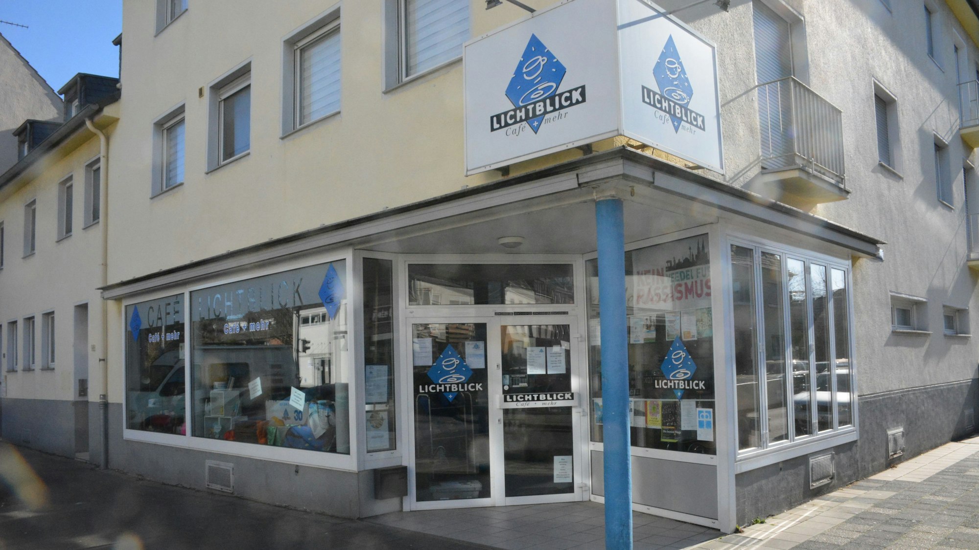 Ein verglastes ehemaliges Ladenlokal ist heute das Café Lichtblick.