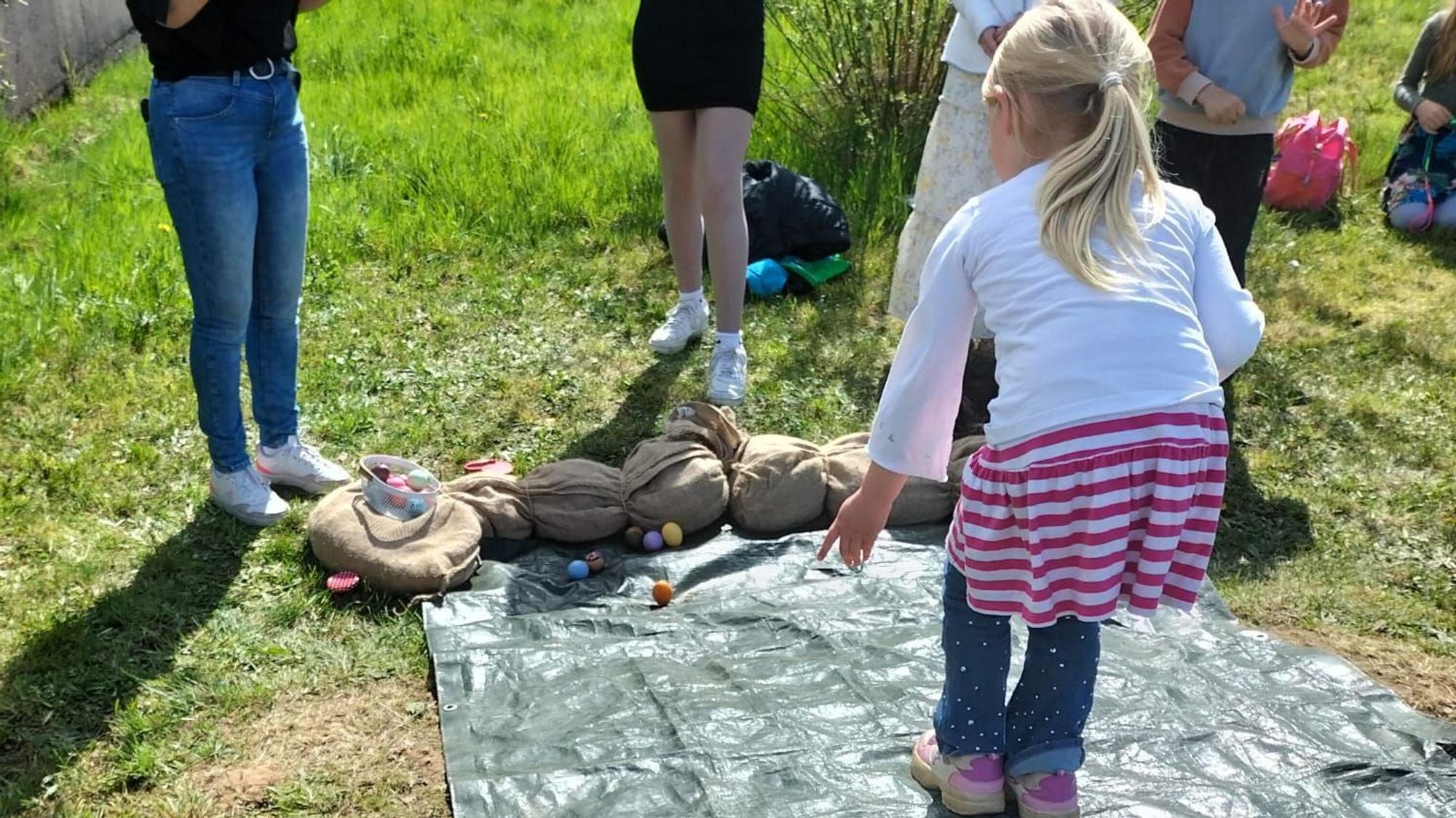Das Eierschibbeln gehört in der Waldbröler Ortschaft Bladersbach allein den Kindern aus diesem Dorf.