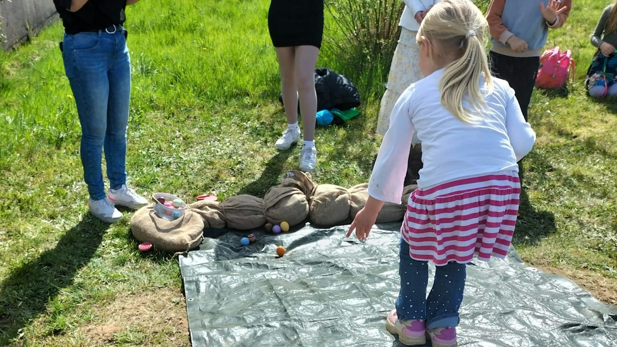 Das Eierschibbeln gehört in der Waldbröler Ortschaft Bladersbach allein den Kindern aus diesem Dorf.