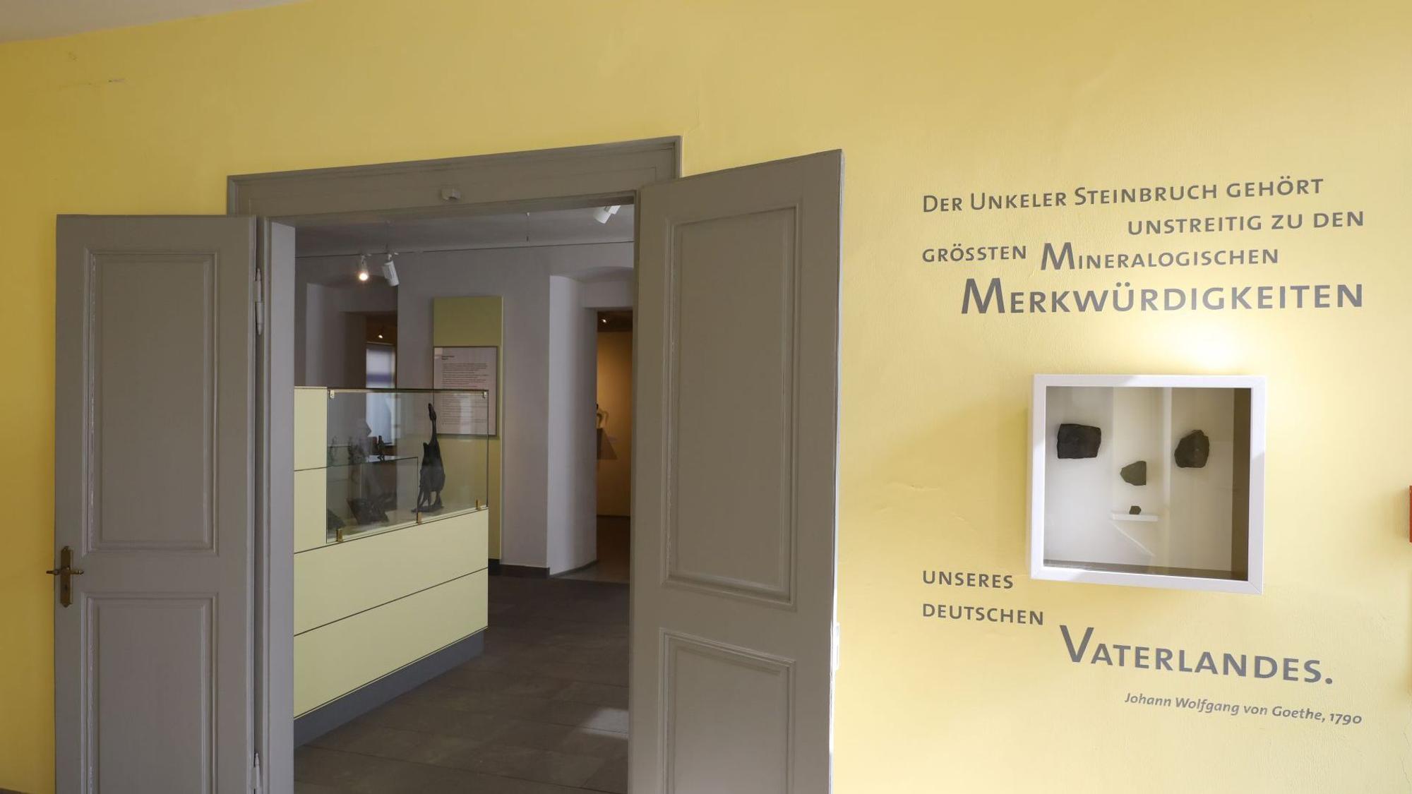 Blick in gelb gestrichene Ausstellungsräume.