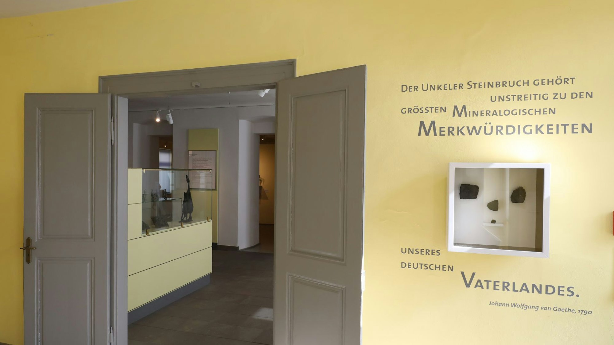 Blick in gelb gestrichene Ausstellungsräume.