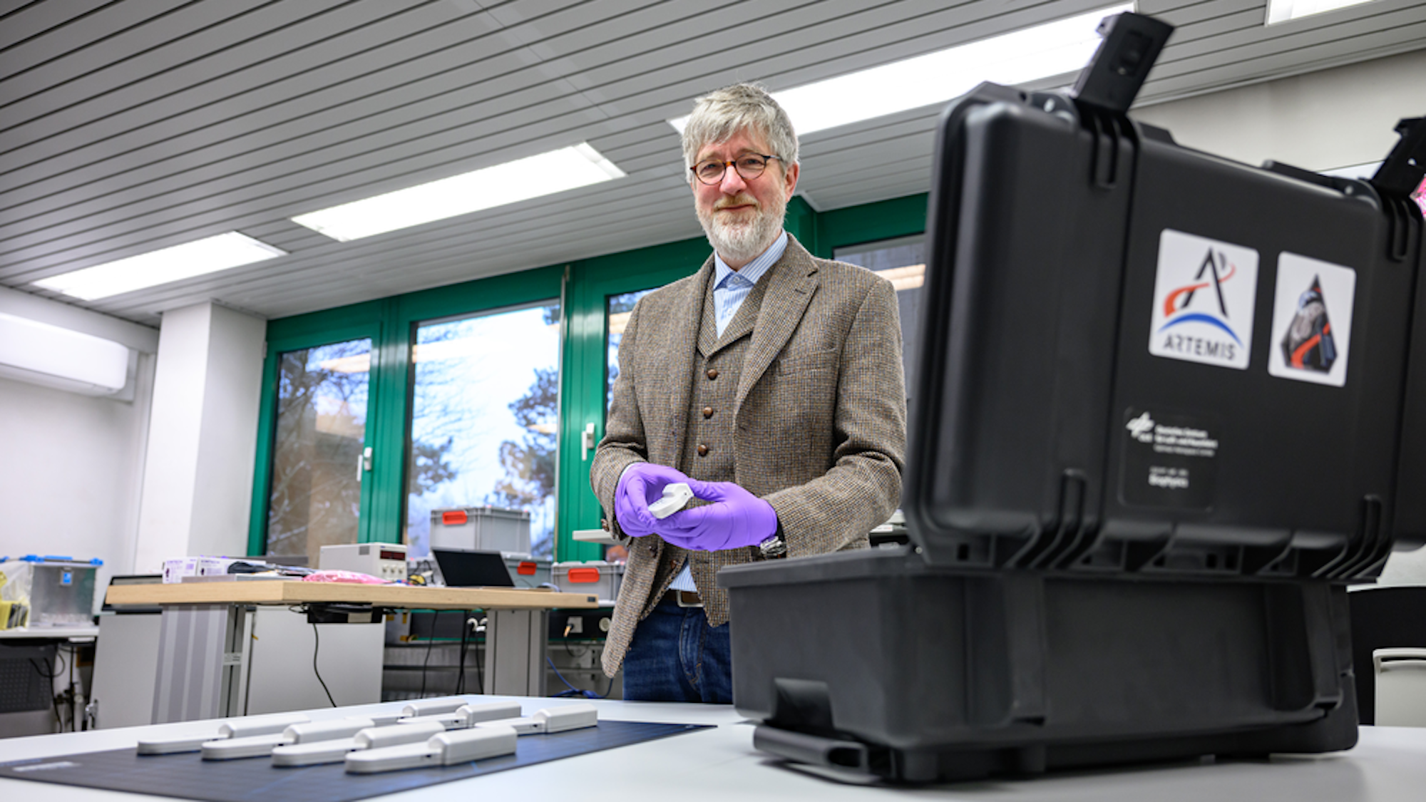 Thomas Berger, Leiter der Strahlenbiologie am DLR-Institut für Luft- und Raumfahrtmedizin mit den Strahlendetektoren, von denen vier auf der Artemis II mitfliegen.