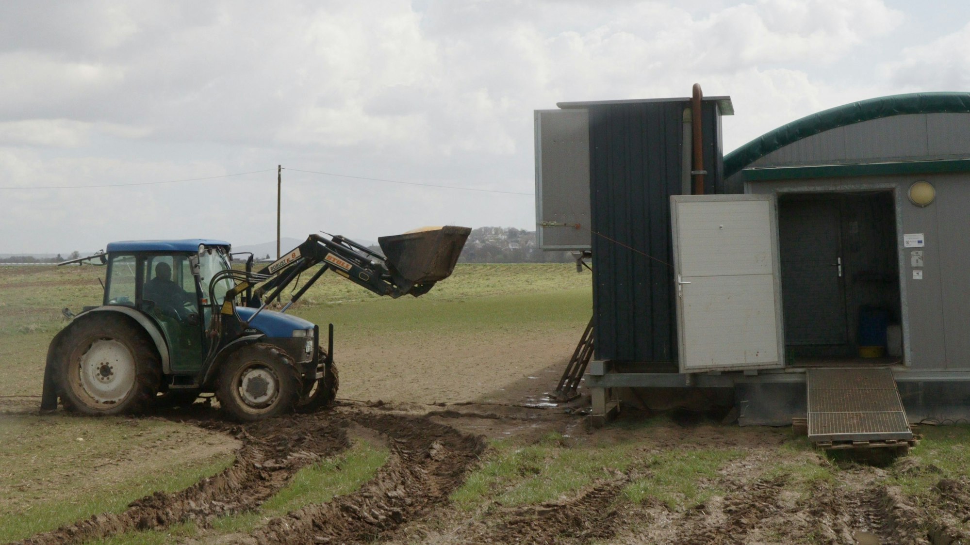 Gefüttert wird mit der Traktor-Schaufel - gut eine Tonne Futter passen ins Depot.