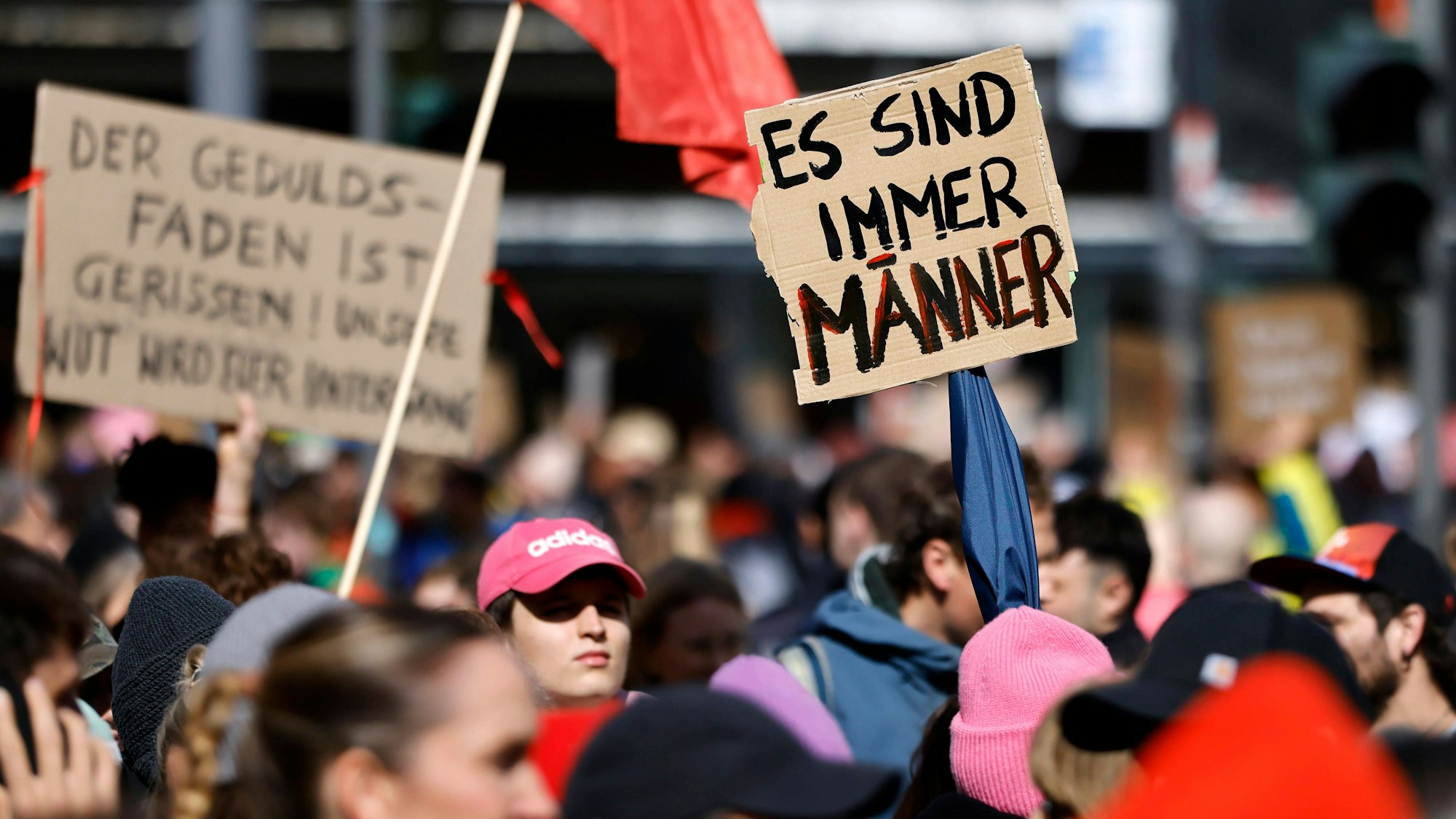 Mehrere Tausend Menschen nehmen am 28. März in Köln an einer Demonstration gegen patriarchale Gewalt teil. Auslöser war der Fall Collien Fernandes. Nun erschüttern Deepfake-Vorwürfe die CDU in Niedersachsen. (Archivbild)