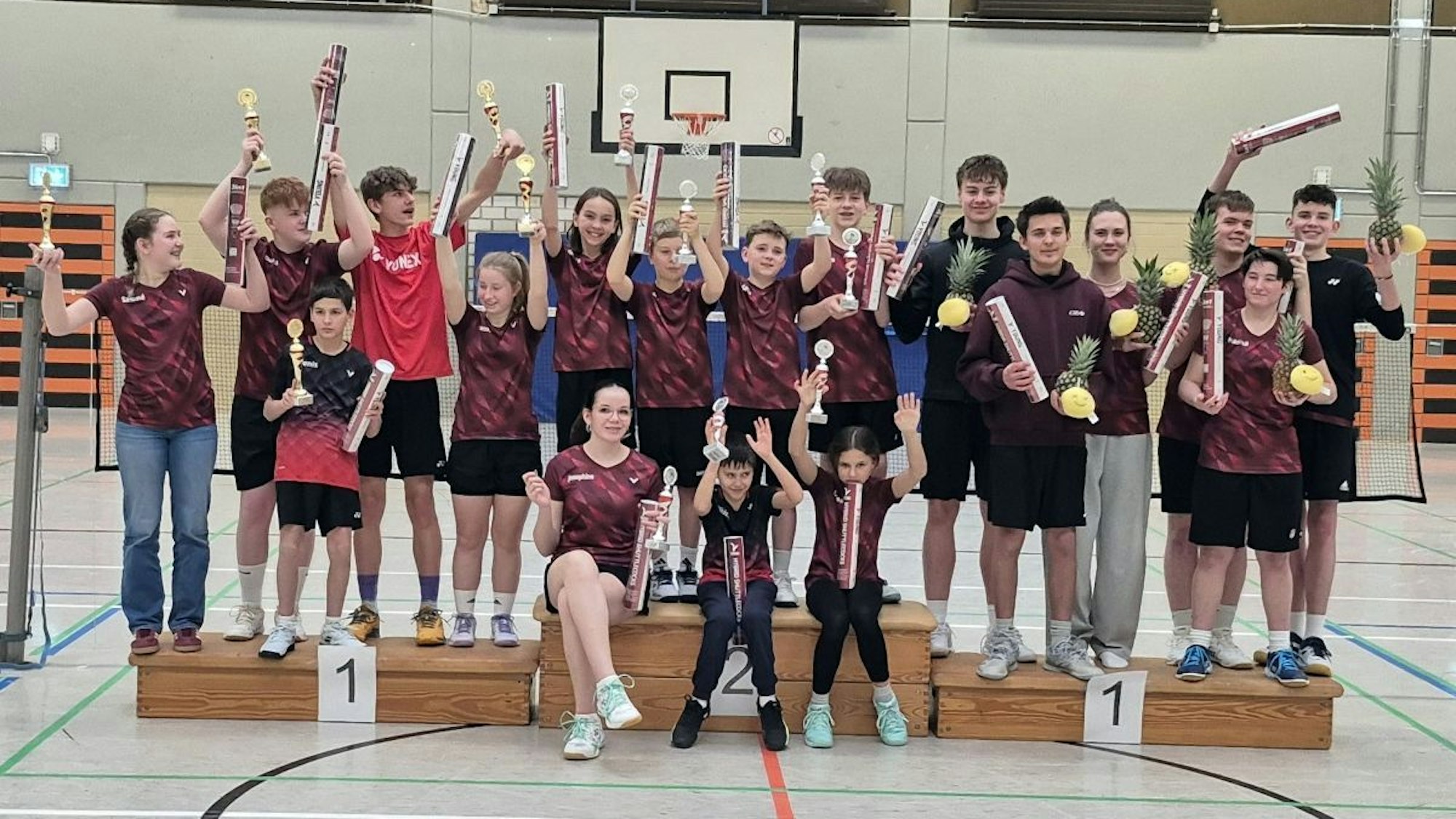 Die Jugendspieler des TV Kall haben sich mit Pokalen und Medaillen zum Gruppenbild aufgestellt.