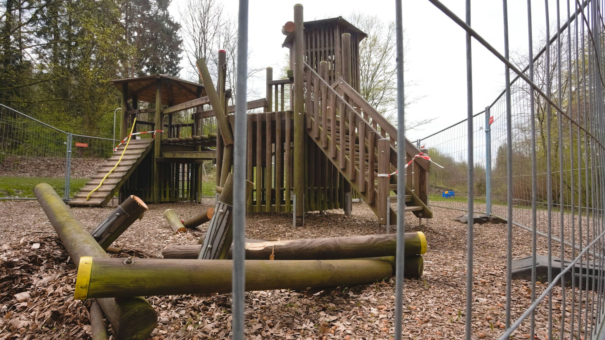 Die zerstörten Geräte auf dem Abenteuerspielplatz.
