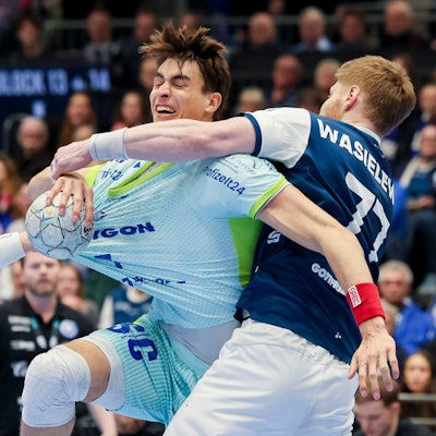 BHC-Spieler Johannes Wasielewsji versucht Julian Köster zu stoppen.